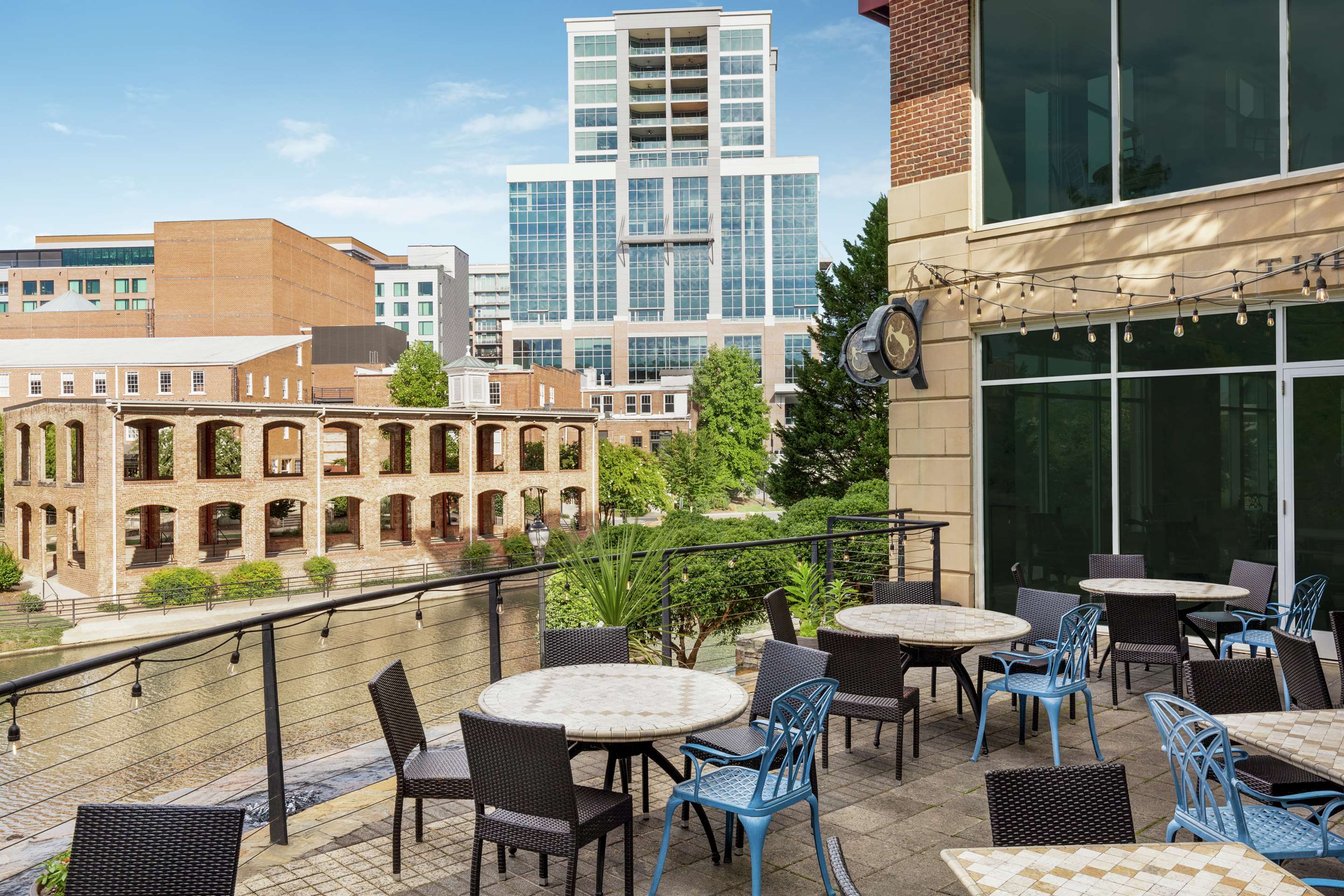 Restaurant | Hampton Inn & Suites Greenville-Downtown-RiverPlace