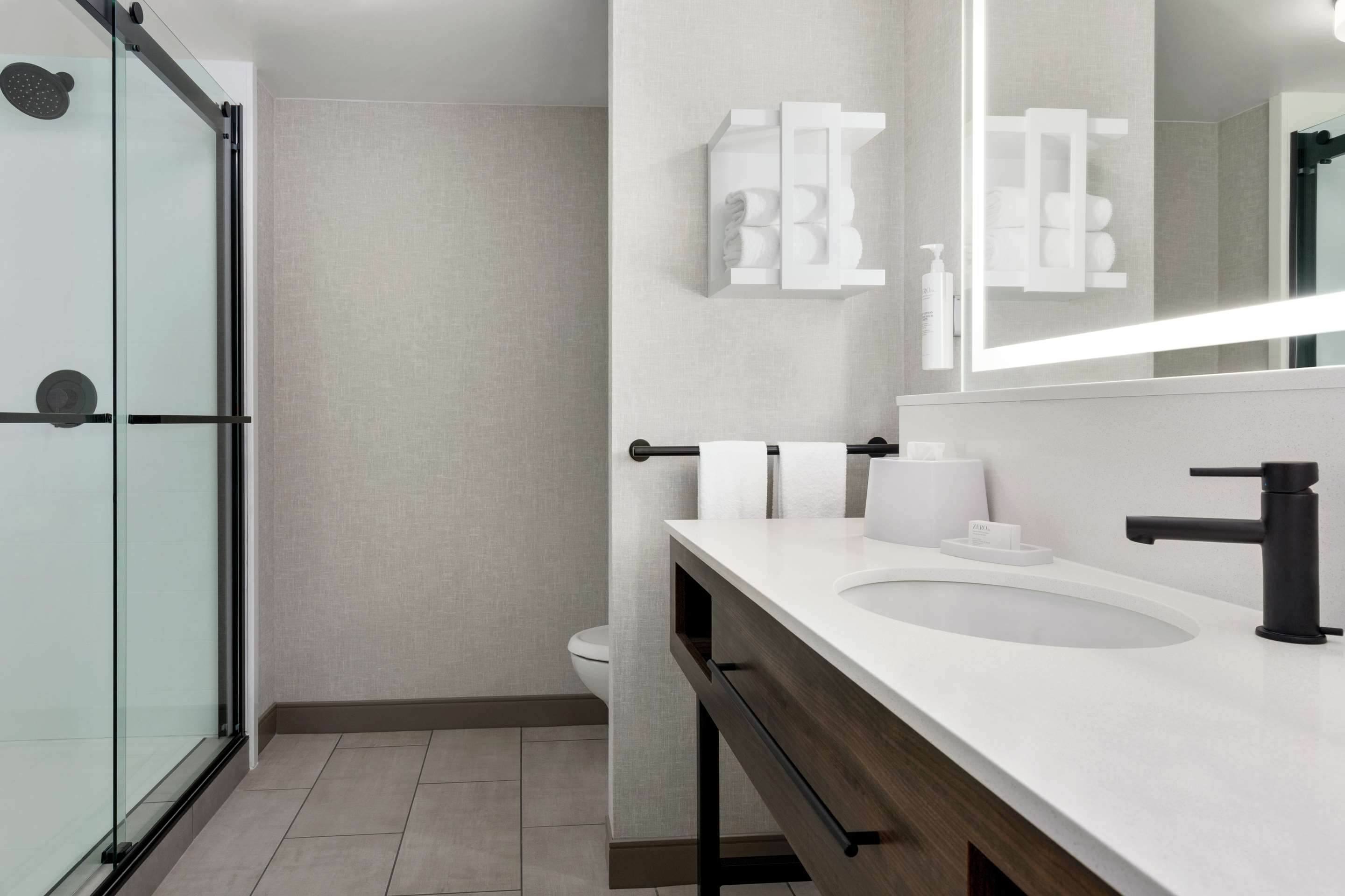 Guest room bath