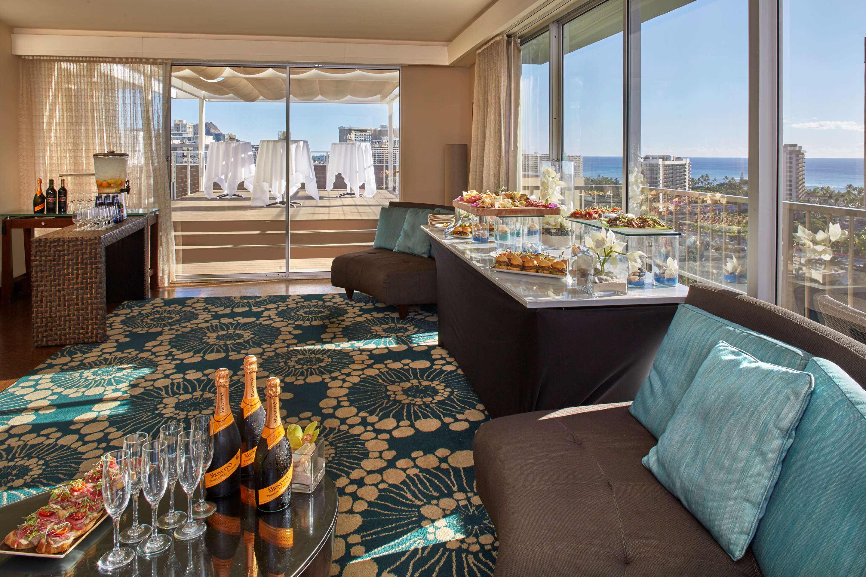 Restaurant | DoubleTree by Hilton Hotel Alana - Waikiki Beach