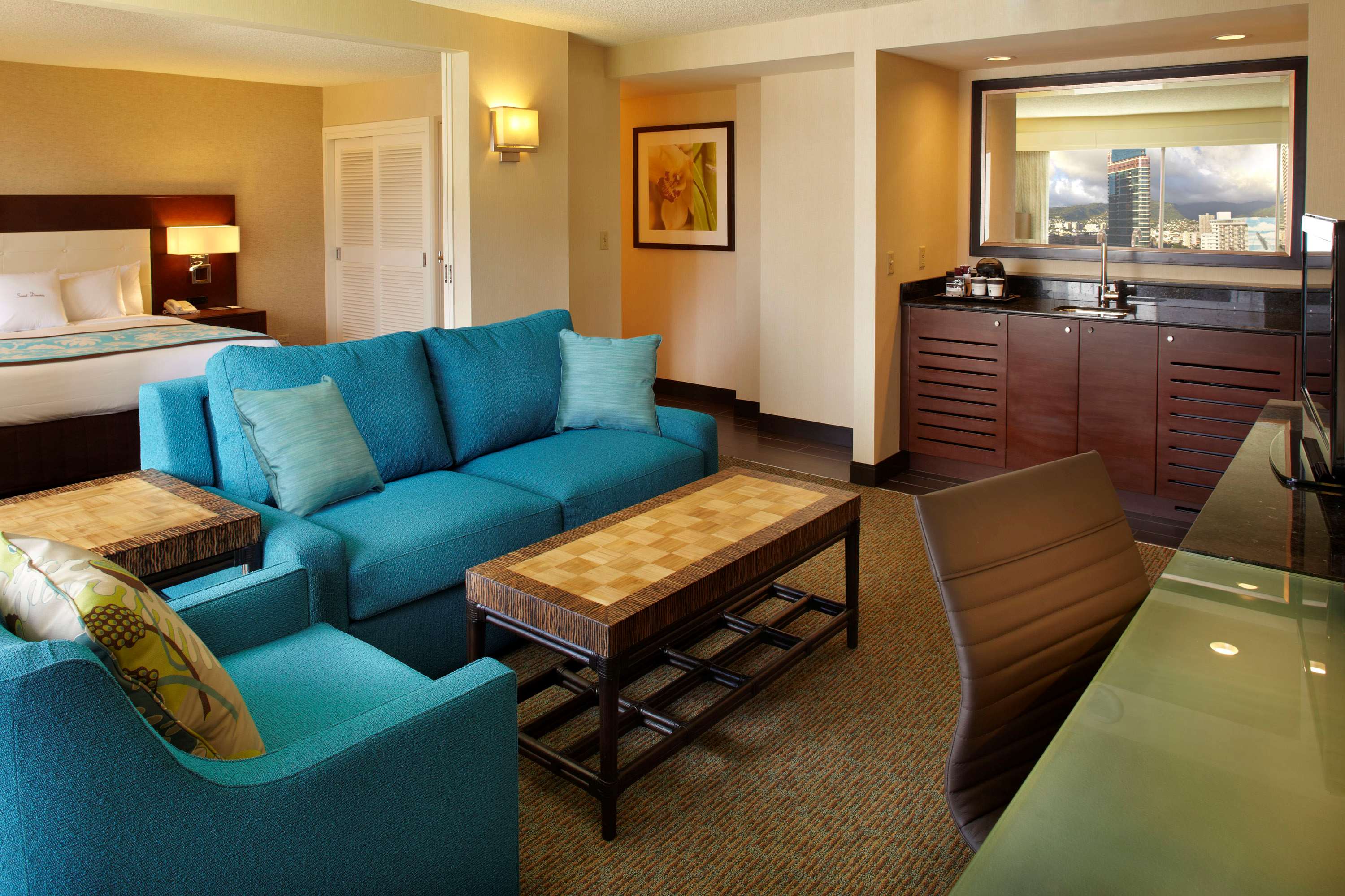 DoubleTree by Hilton Hotel Alana - Waikiki Beach Room Type - WAIKIKI STE CTY MTN VW 2 Q