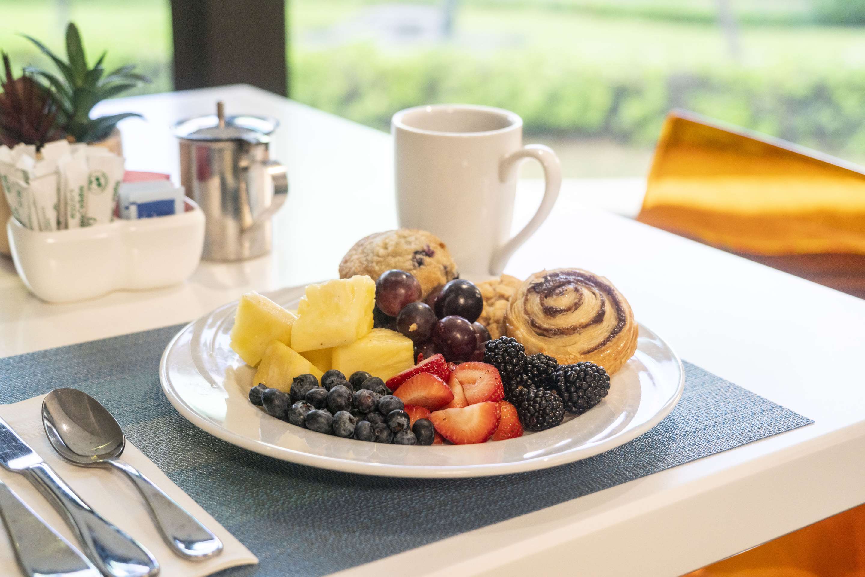 Restaurant | DoubleTree by Hilton Hotel Alana - Waikiki Beach