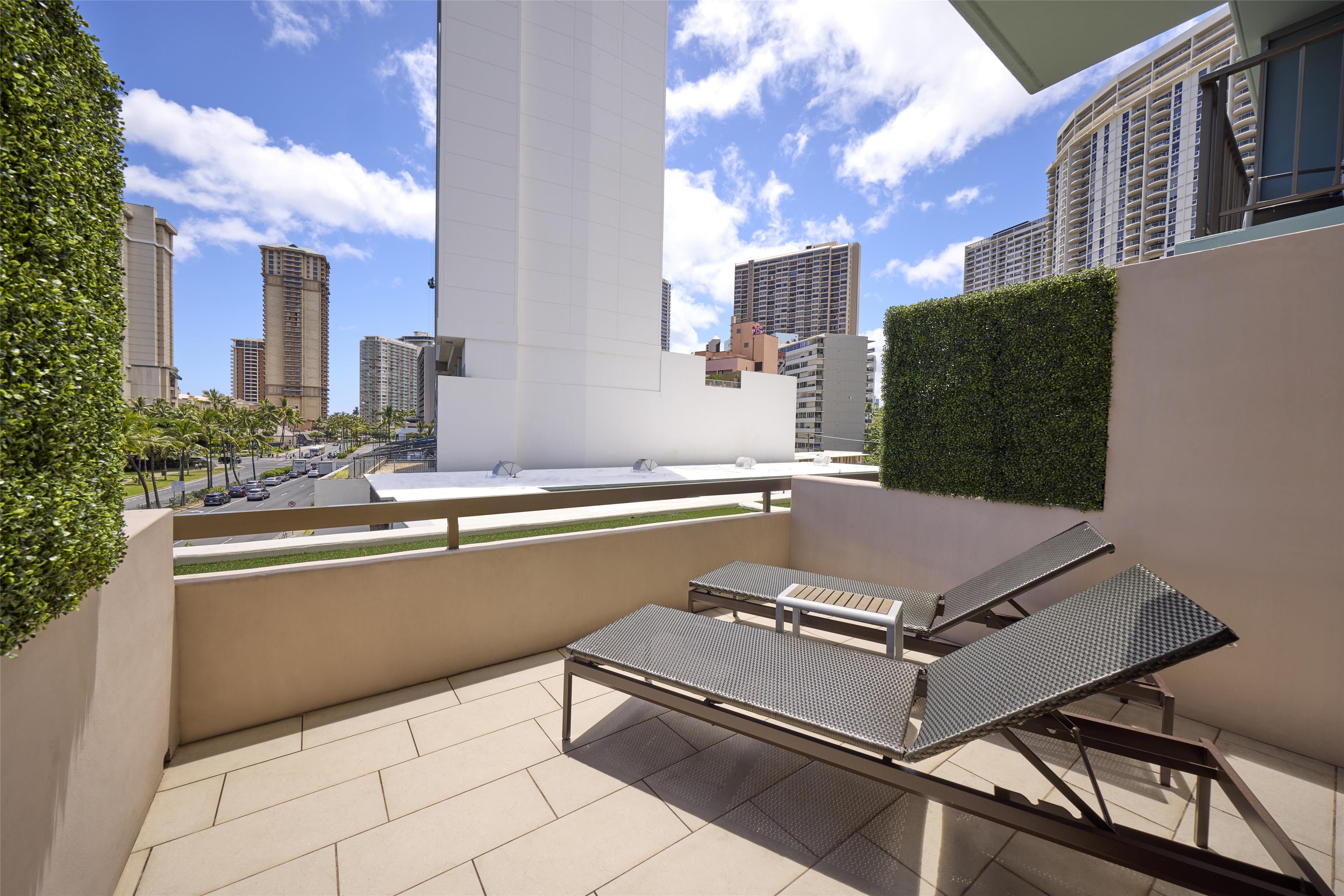 DoubleTree by Hilton Hotel Alana - Waikiki Beach Room Type - CITY VIEW 1 KING LNG LANAI