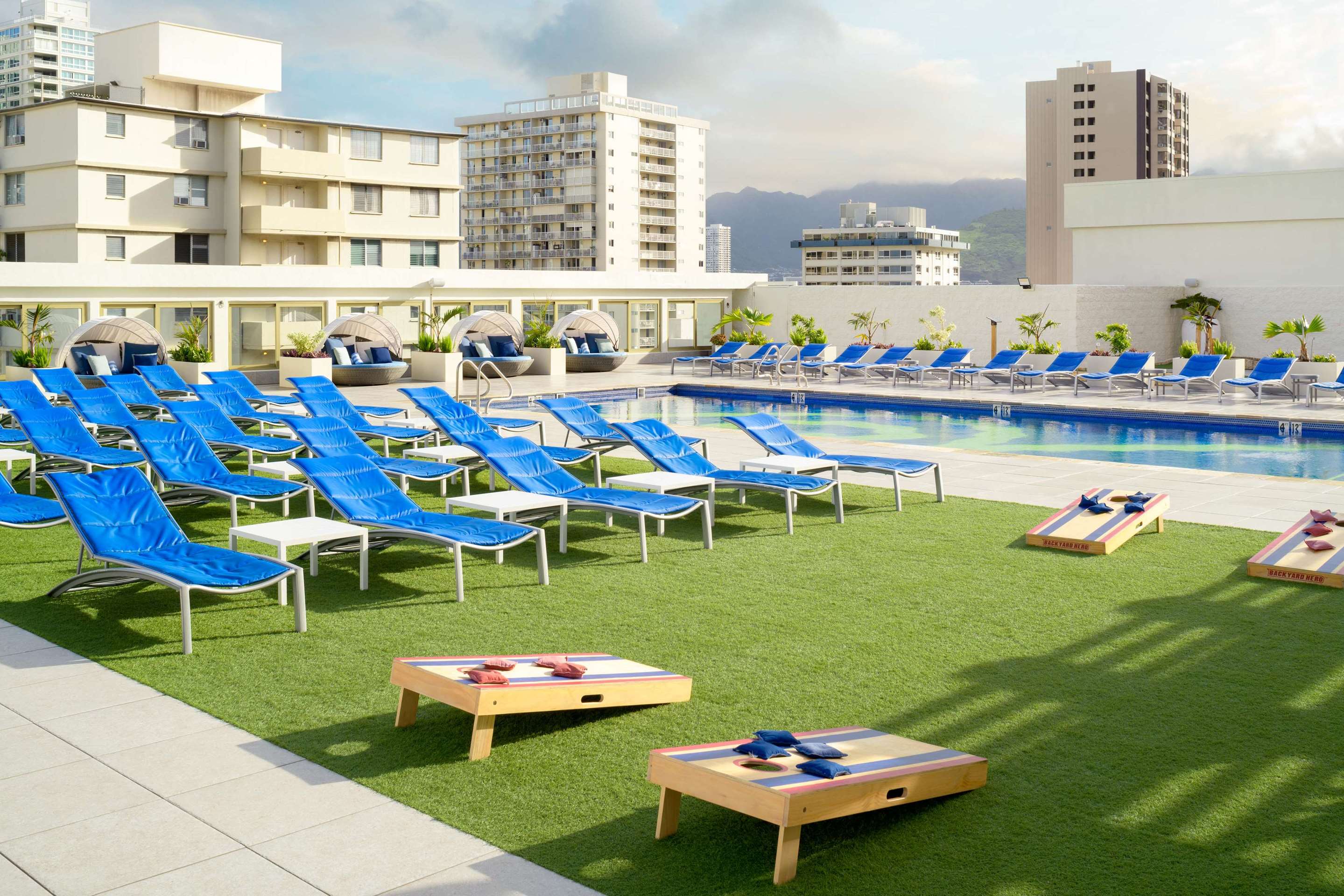 Pool | Hilton Waikiki Beach