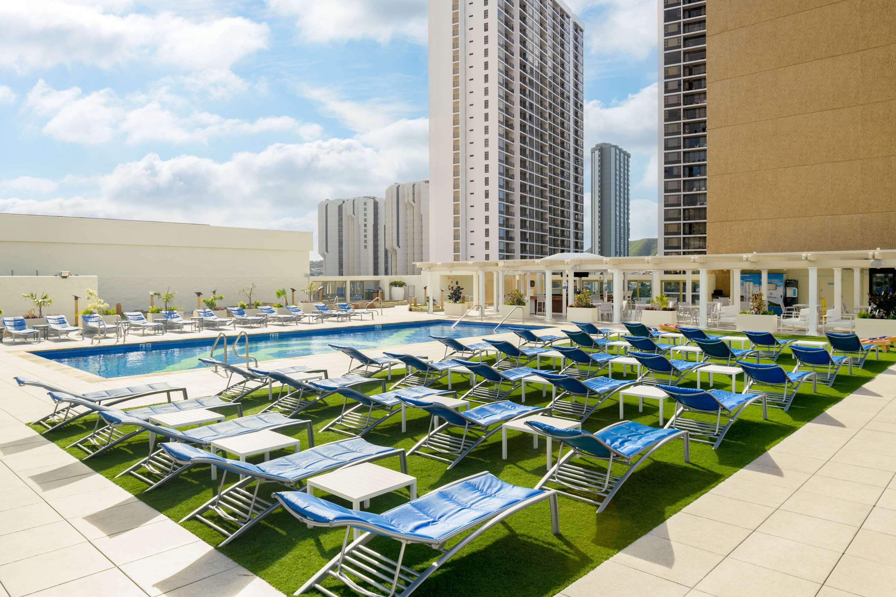 Pool | Hilton Waikiki Beach