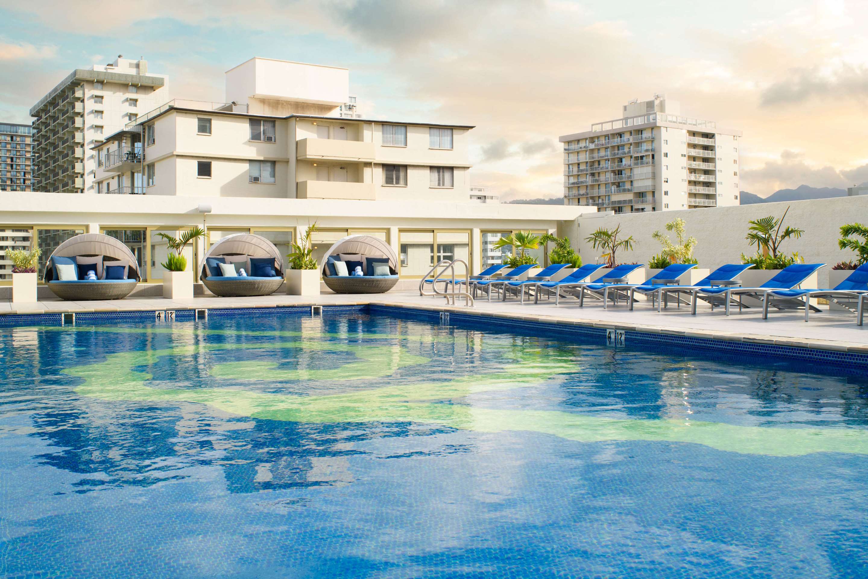 Pool | Hilton Waikiki Beach