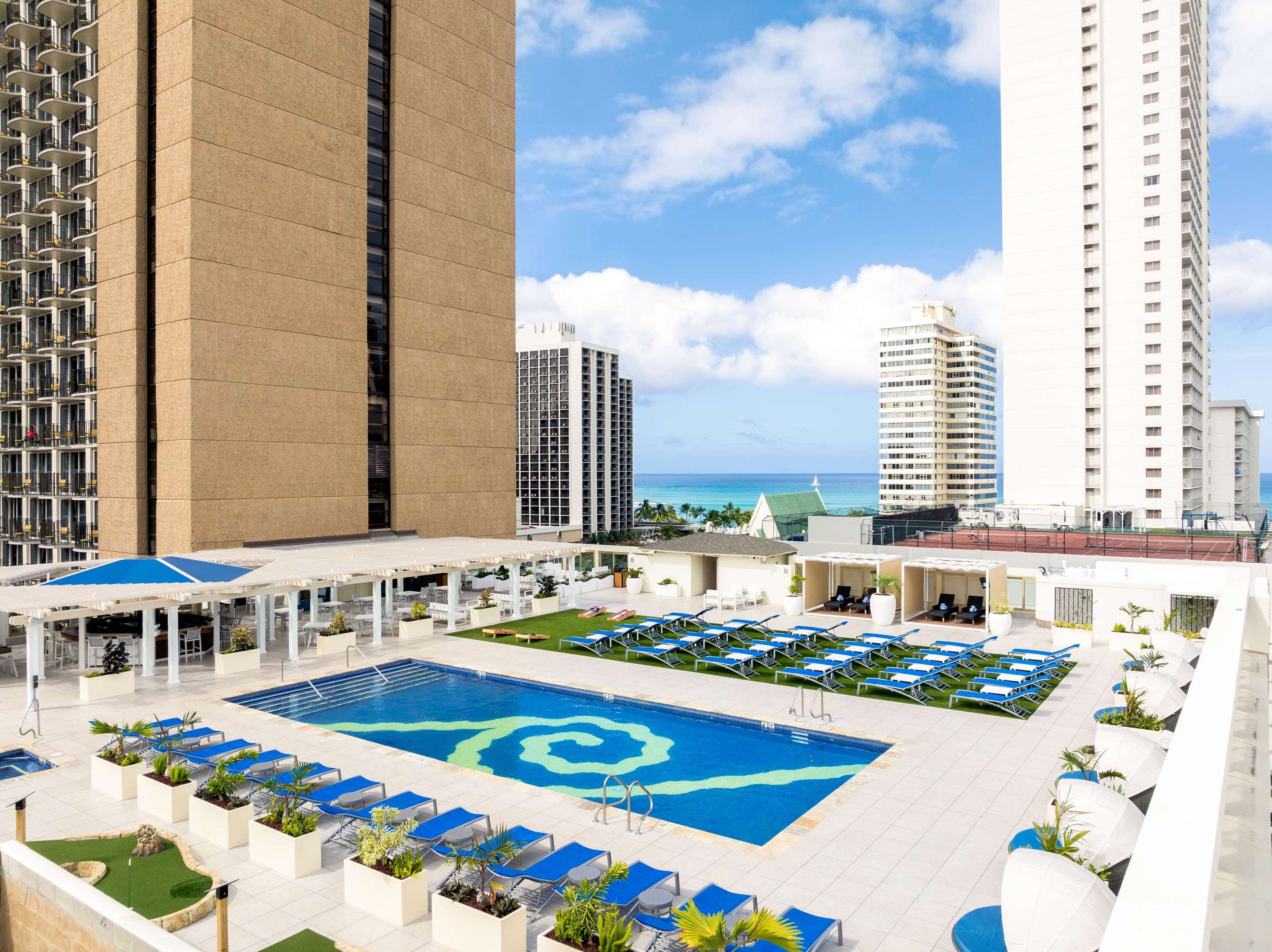 Pool | Hilton Waikiki Beach