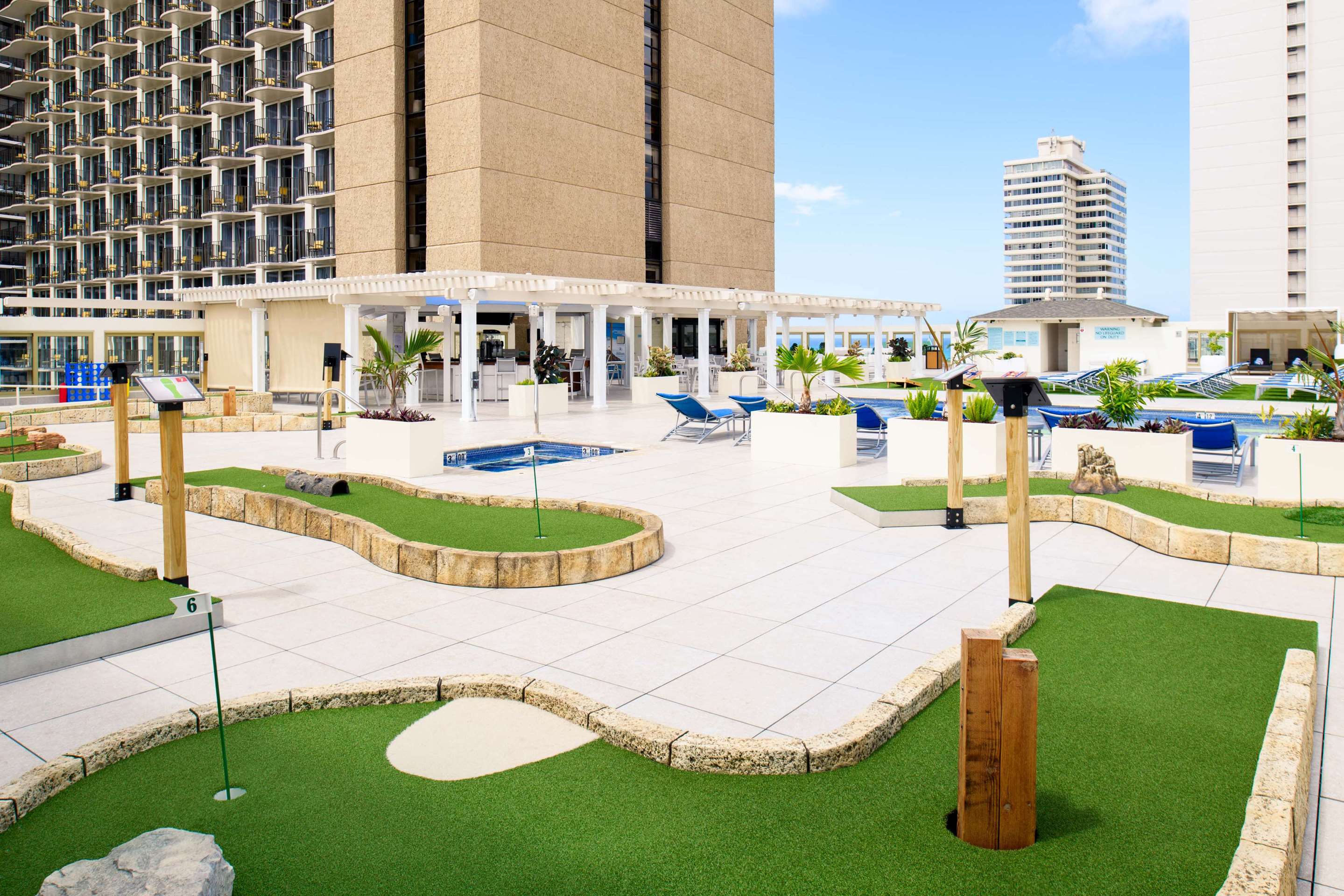Pool | Hilton Waikiki Beach