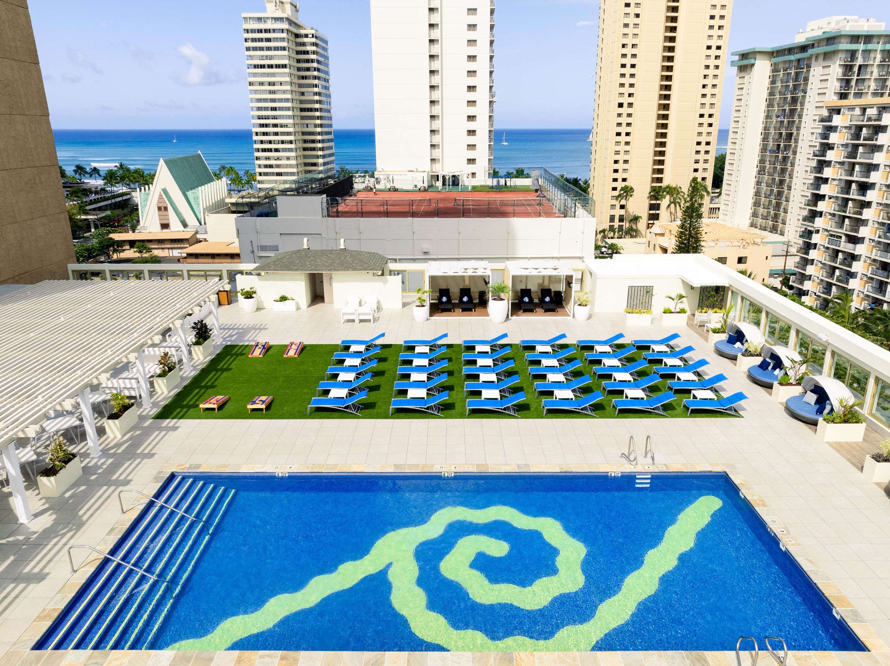 Pool | Hilton Waikiki Beach