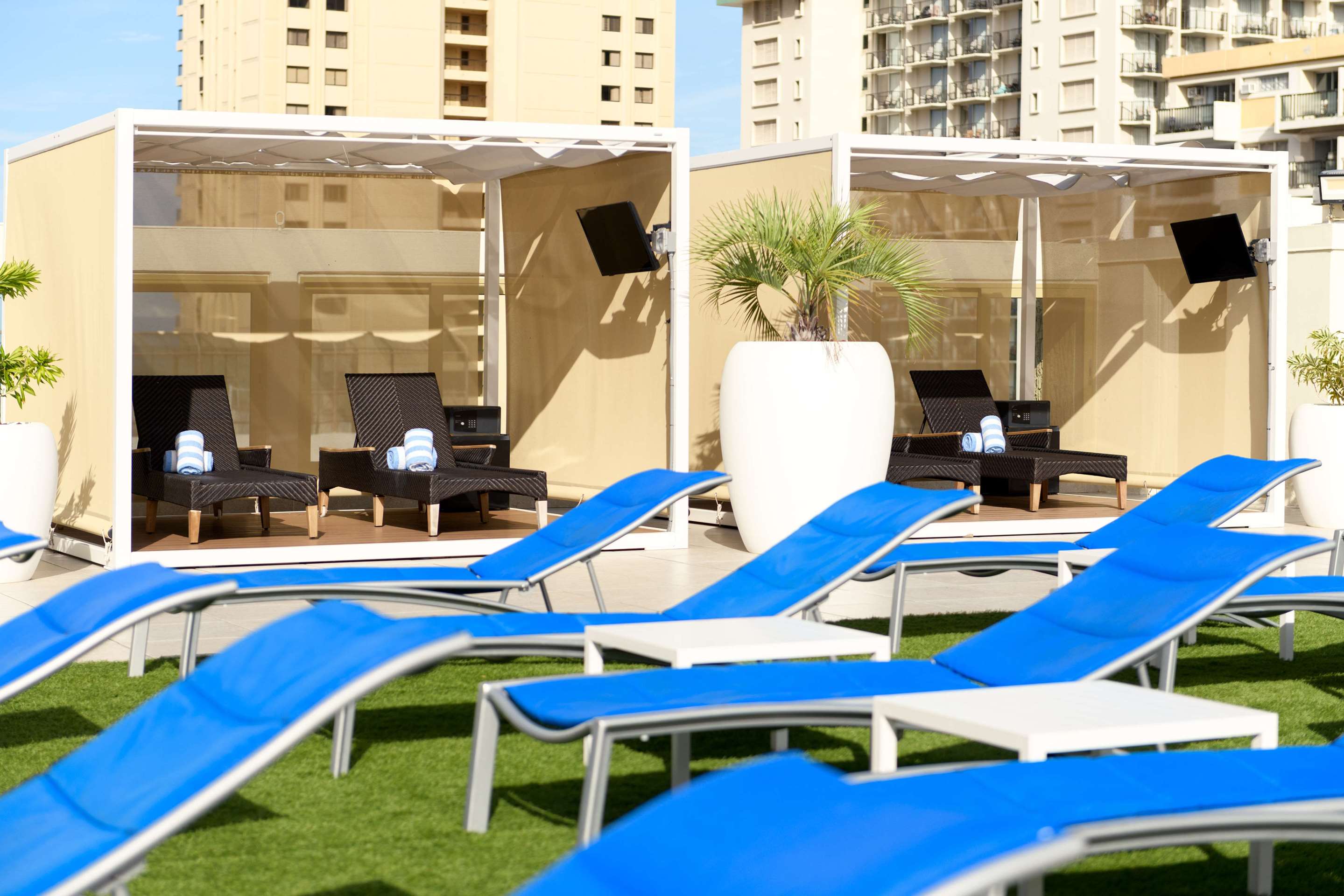 Pool | Hilton Waikiki Beach