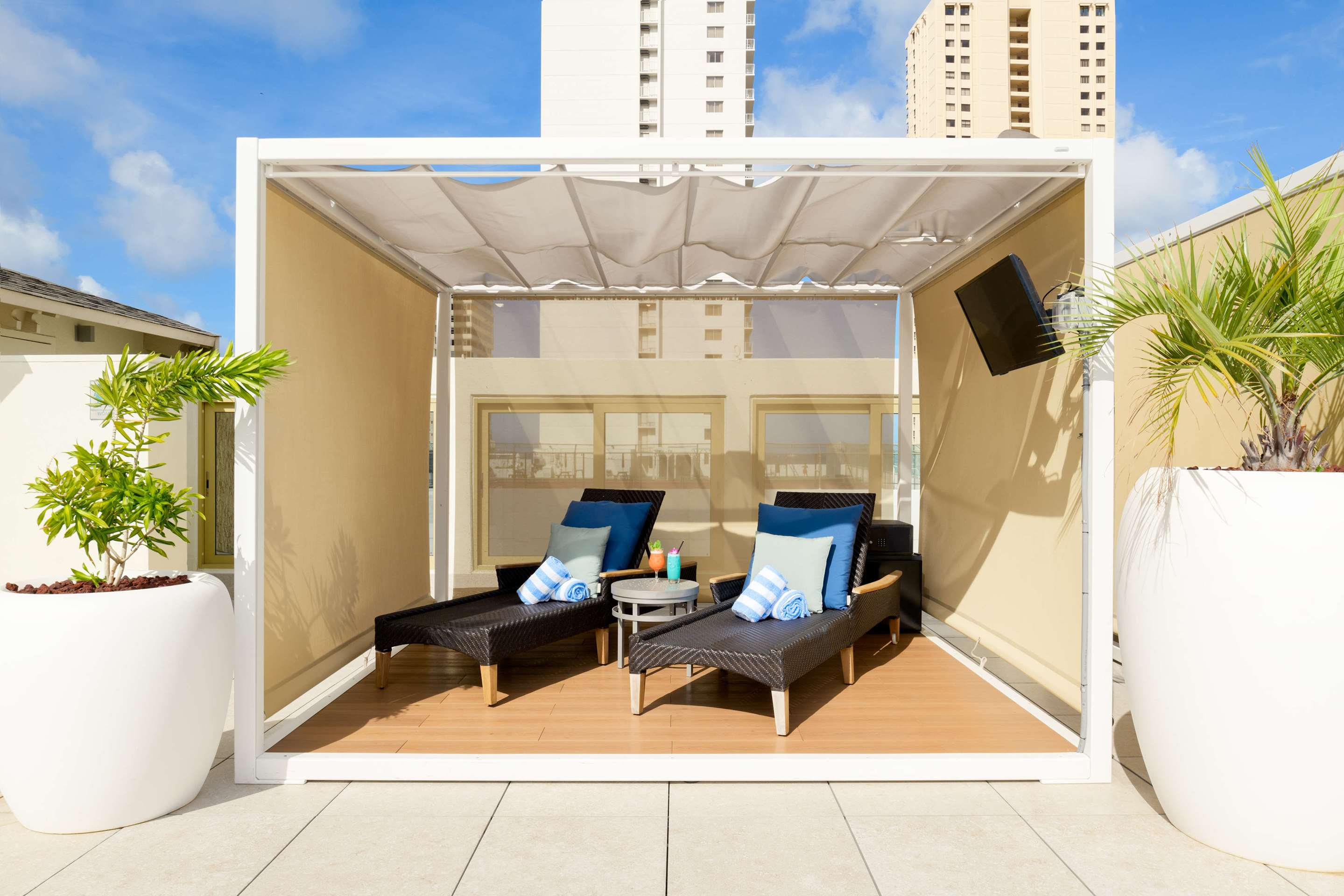Pool | Hilton Waikiki Beach