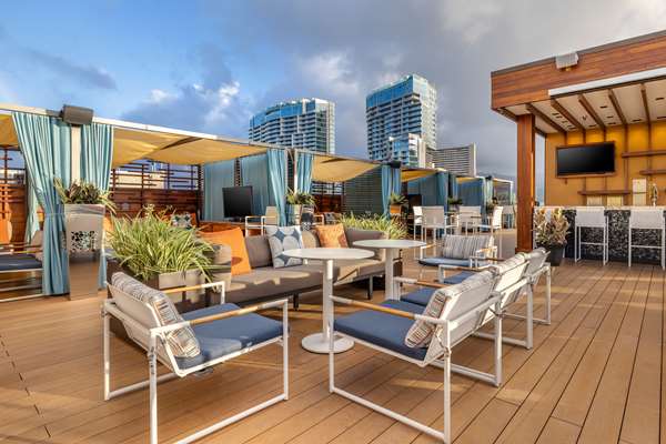 Bar - Holulani Waikiki Hotel by Hilton Grand Vacations Honolulu