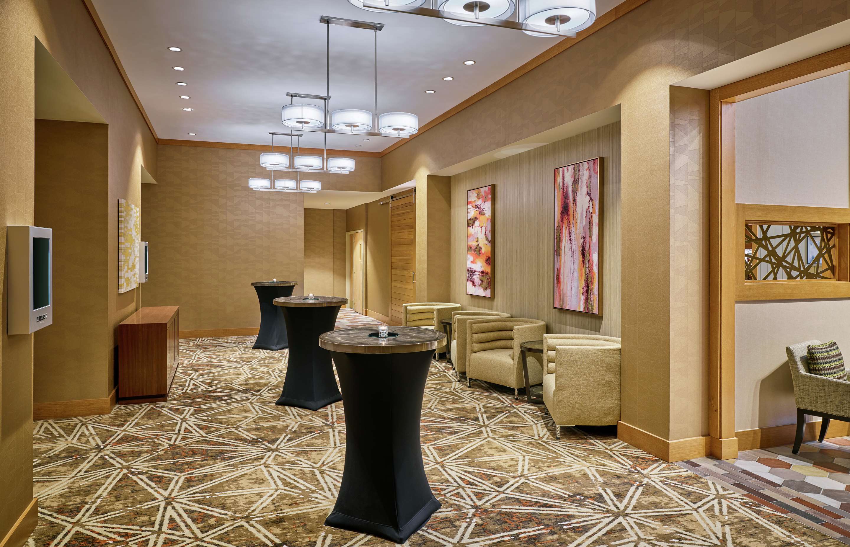 Restaurant | DoubleTree by Hilton Houston Intercontinental Airport