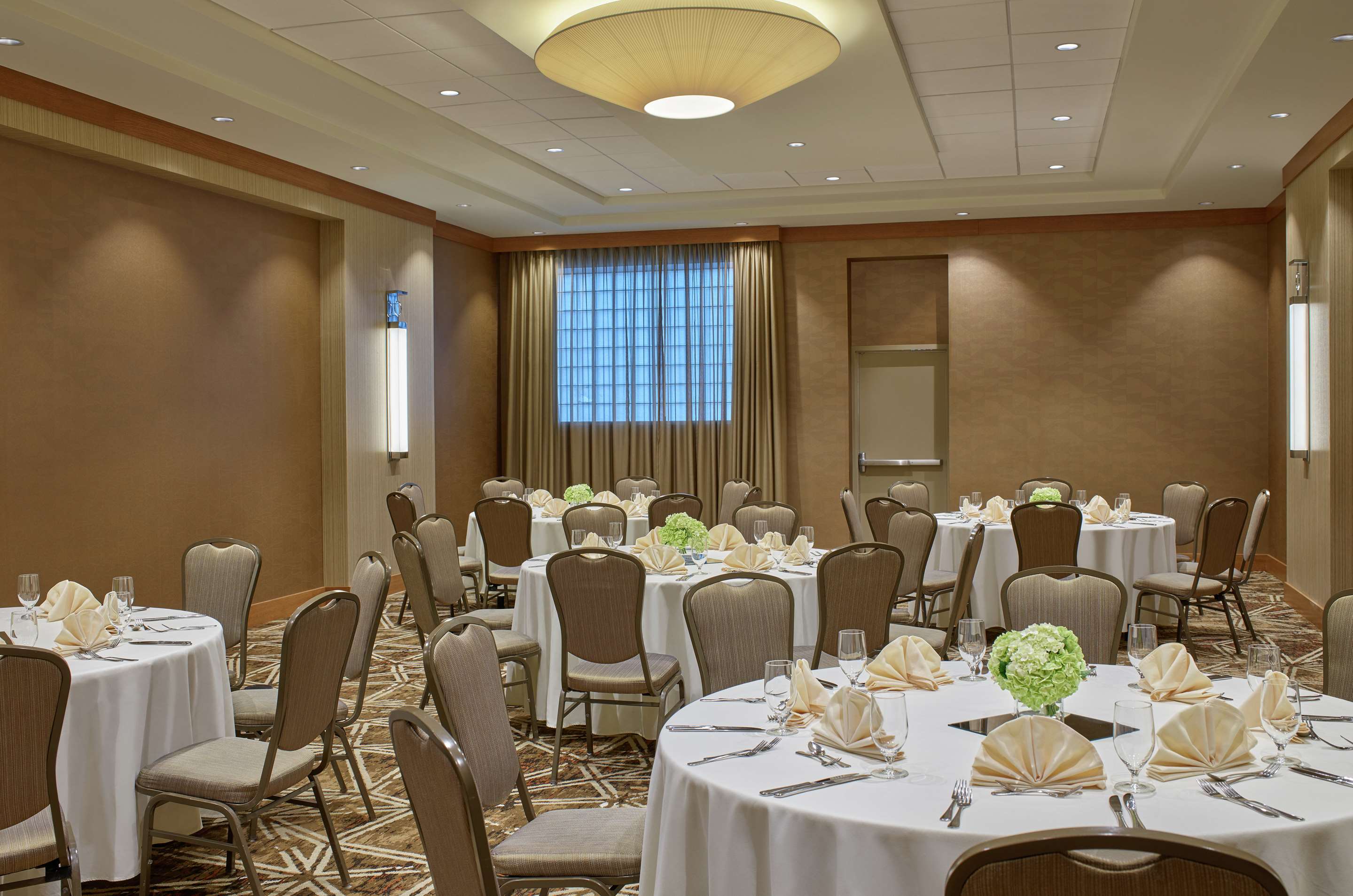 Restaurant | DoubleTree by Hilton Houston Intercontinental Airport