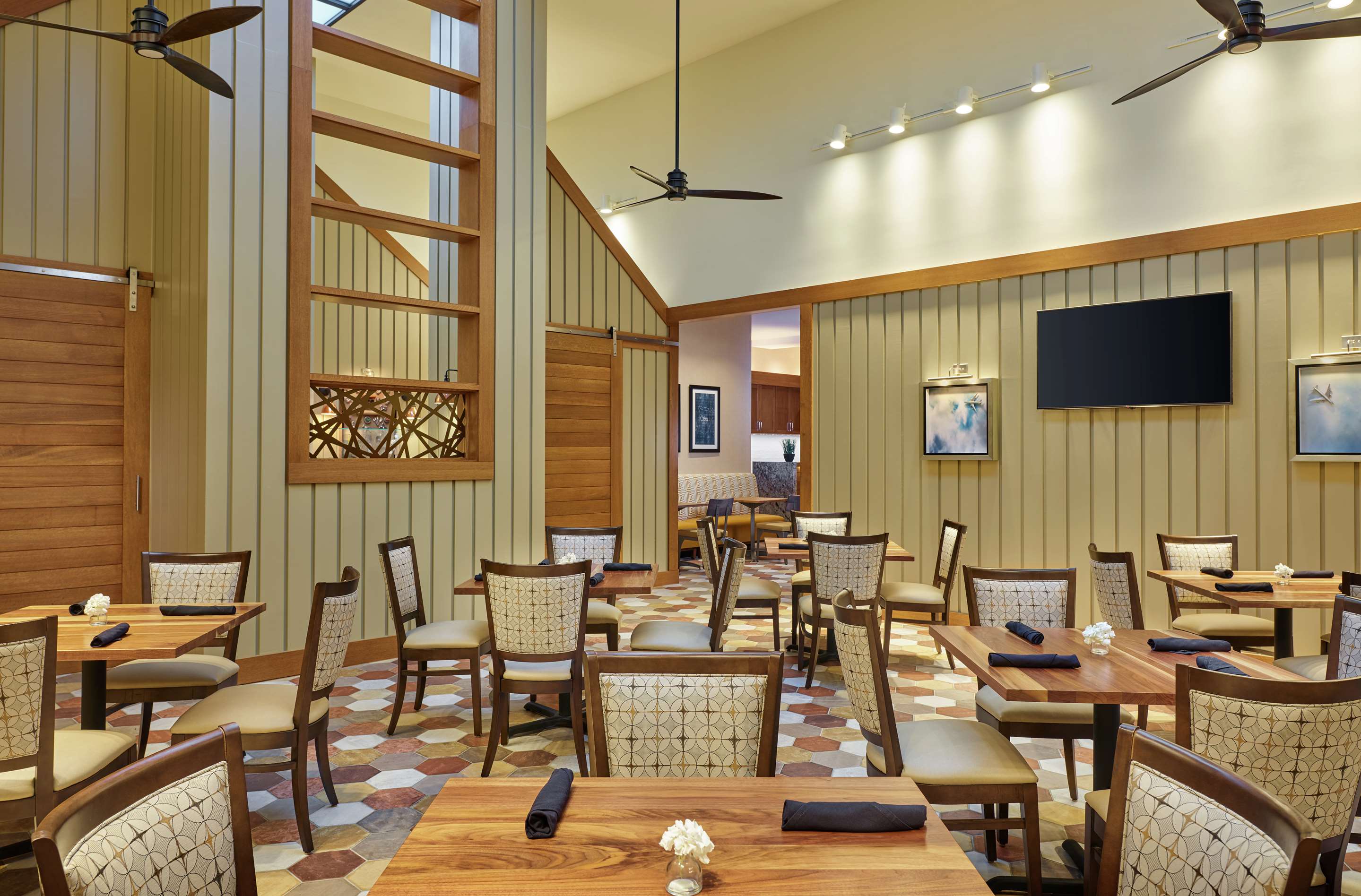 Restaurant | DoubleTree by Hilton Houston Intercontinental Airport