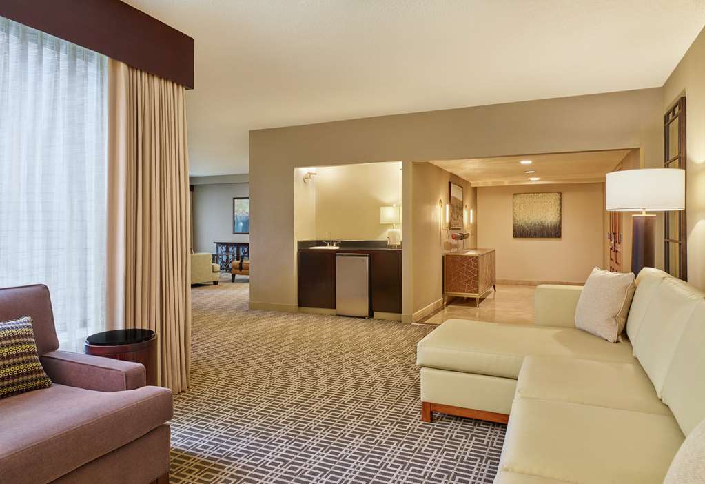 DoubleTree by Hilton Houston Intercontinental Airport Room Type - 1KING PRESIDENT STE NOSMOK