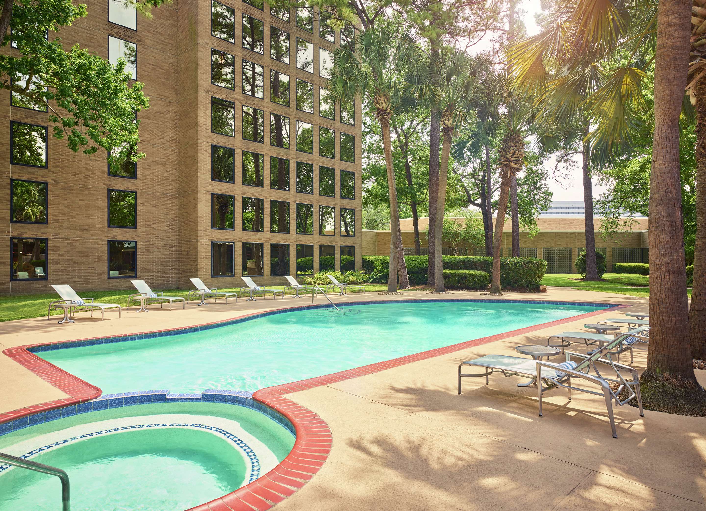 Pool | DoubleTree by Hilton Houston Intercontinental Airport