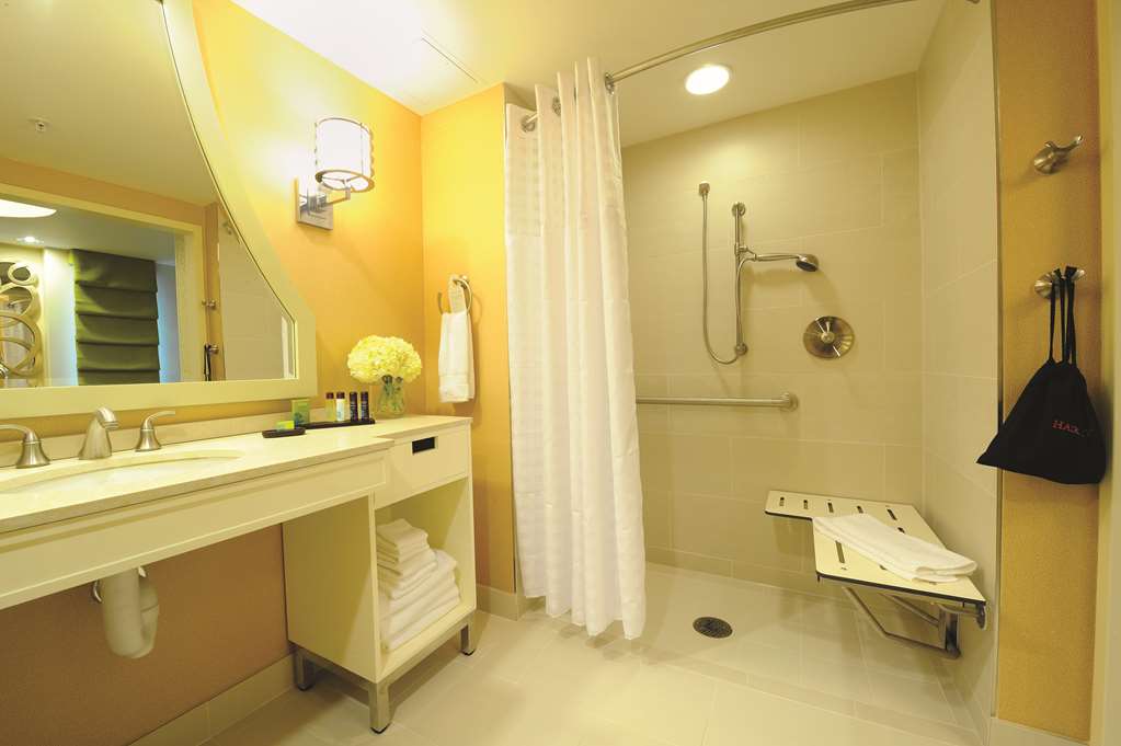 Embassy Suites Houston Downtown Room Type - 2QN CORNER SUITE ACC RISHW