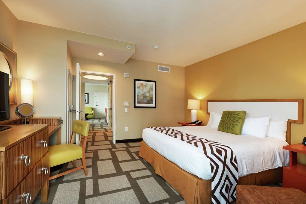 Embassy Suites Houston Downtown Room Type - 1 KG STE ACC TUB NO SMOK