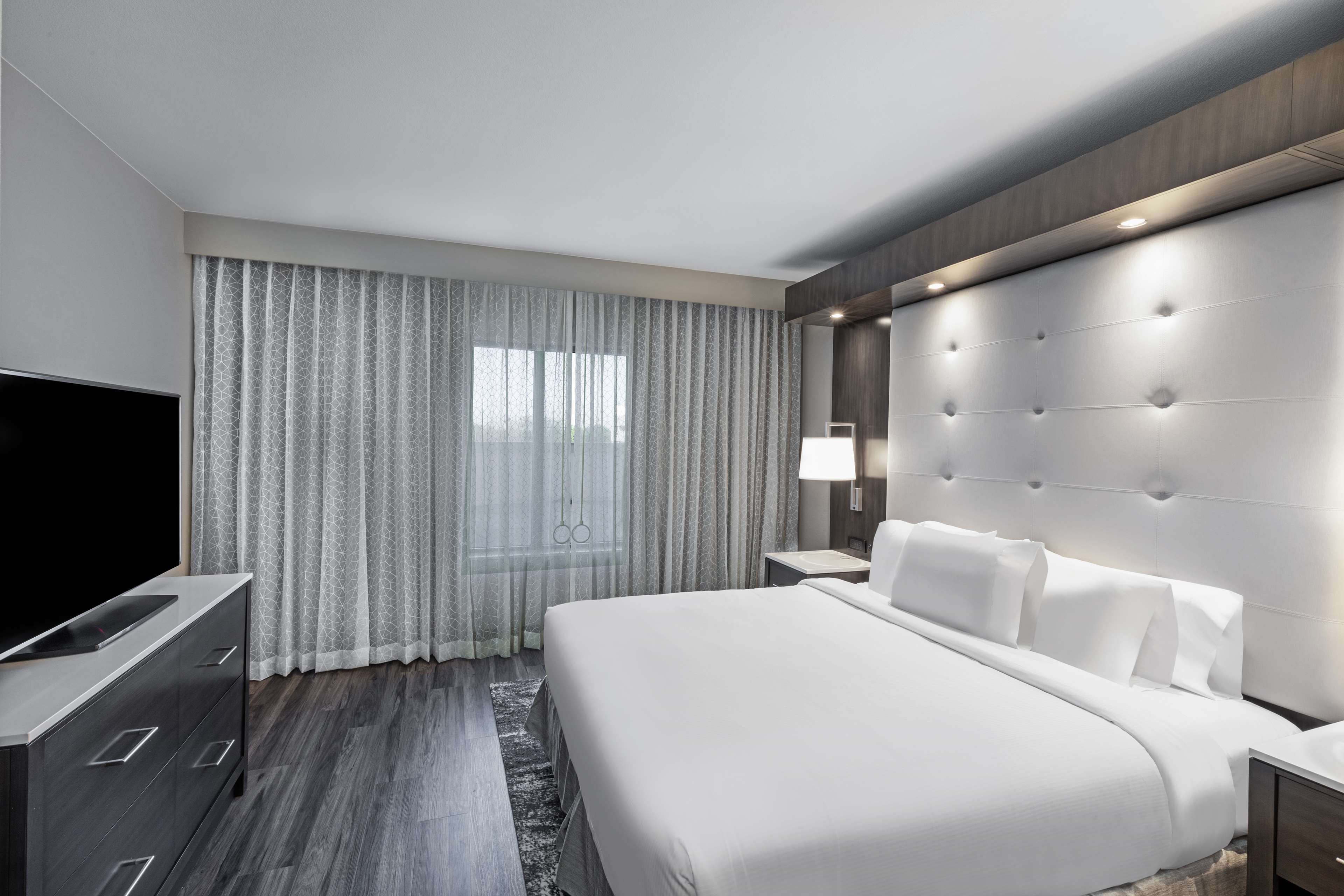 Embassy Suites Houston-Energy Corridor Room Type - 1 KING BED NONSMOKING