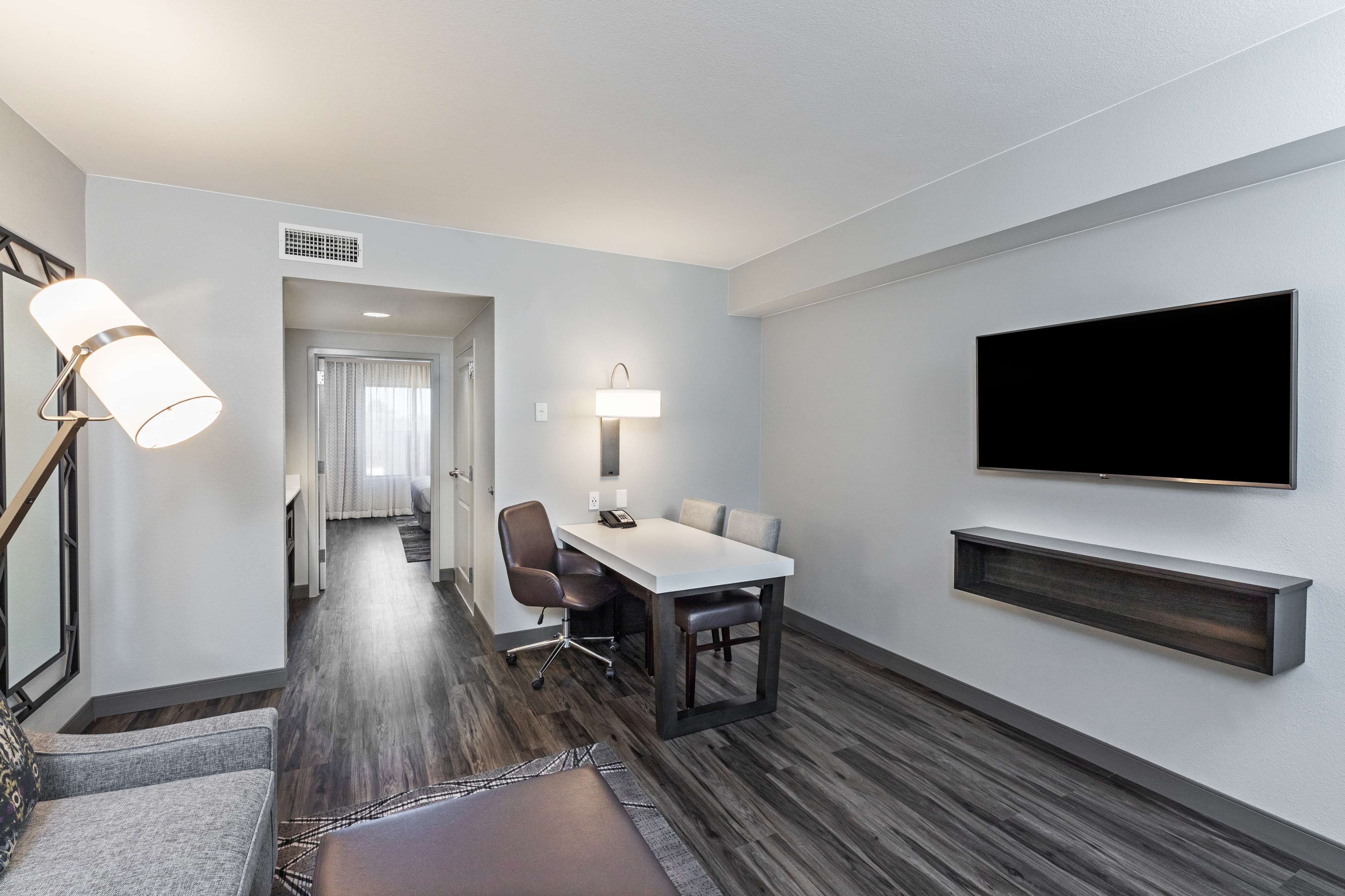 Embassy Suites Houston-Energy Corridor Room Type - 1KNG STE MOB HEAR TUB NS