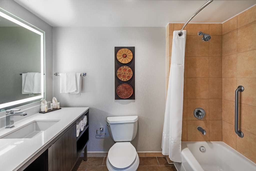 Embassy Suites Houston-Energy Corridor Room Type - 2QN CRN STE MOB HR TUB NS