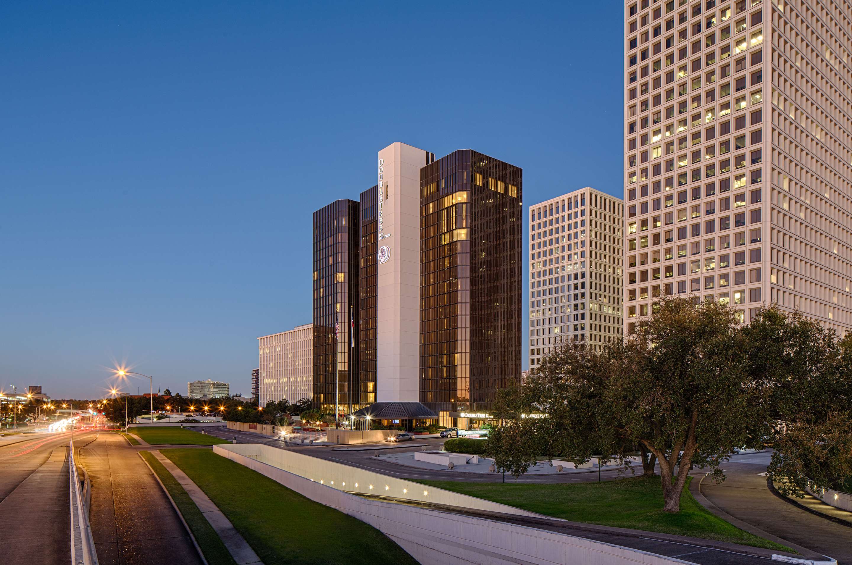 Exterior | DoubleTree by Hilton Hotel Houston - Greenway Plaza