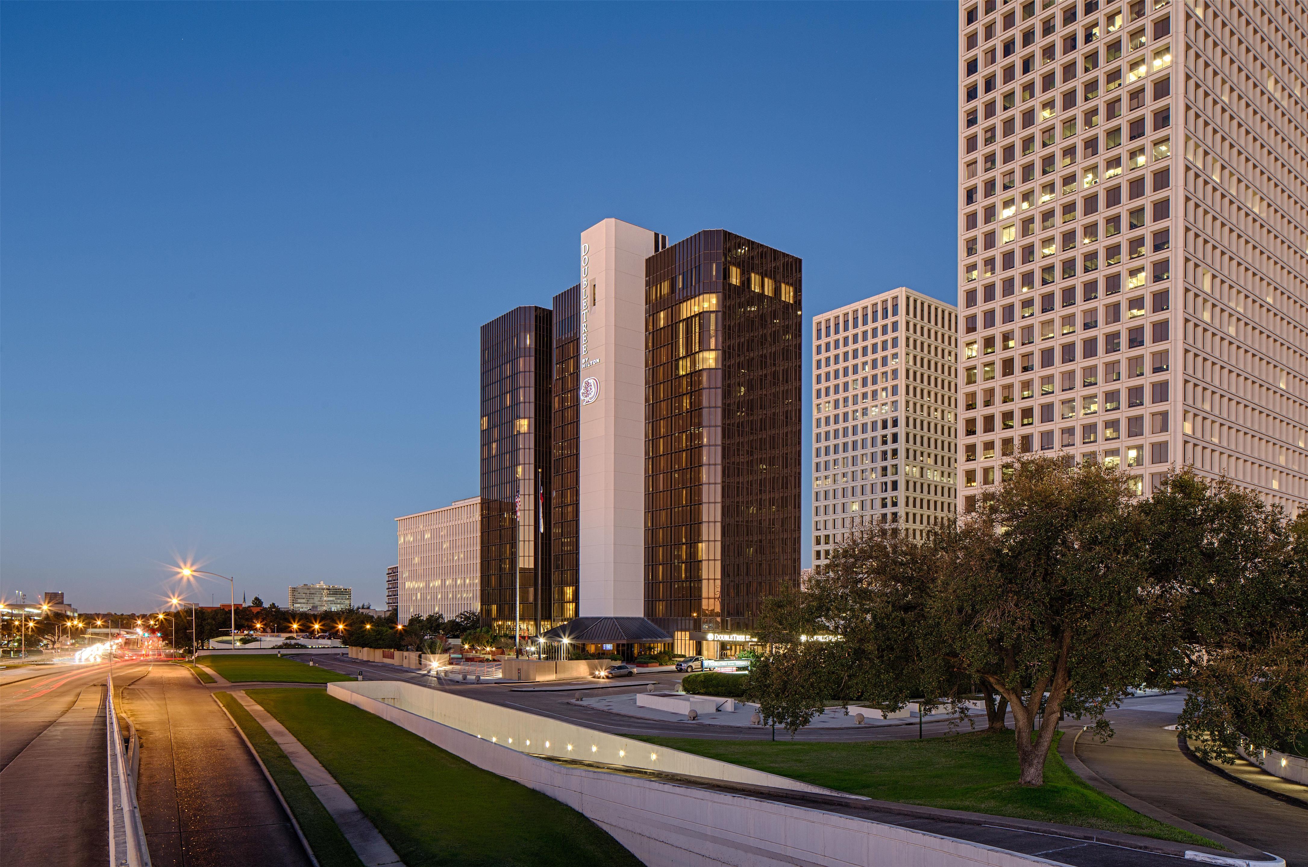 Exterior | DoubleTree by Hilton Hotel Houston - Greenway Plaza