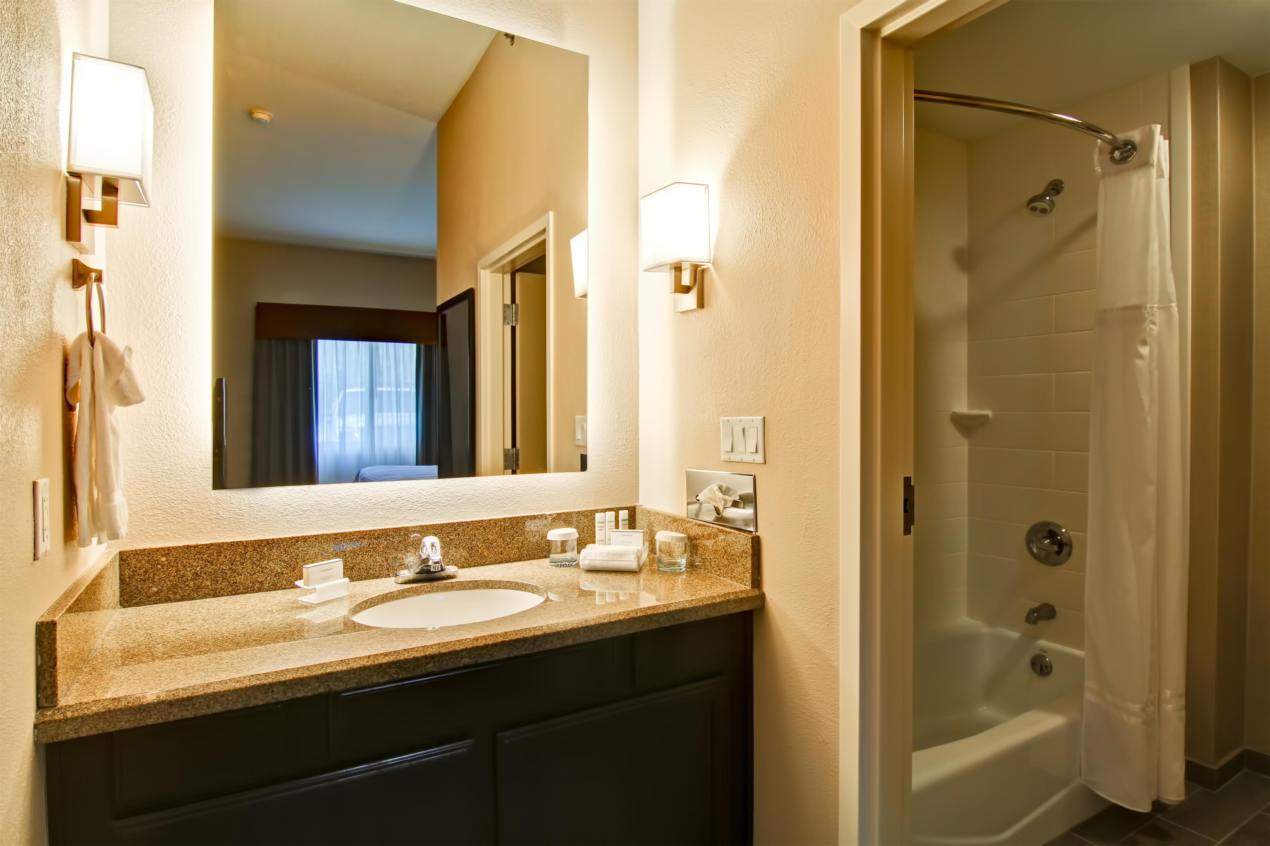 Guest room bath