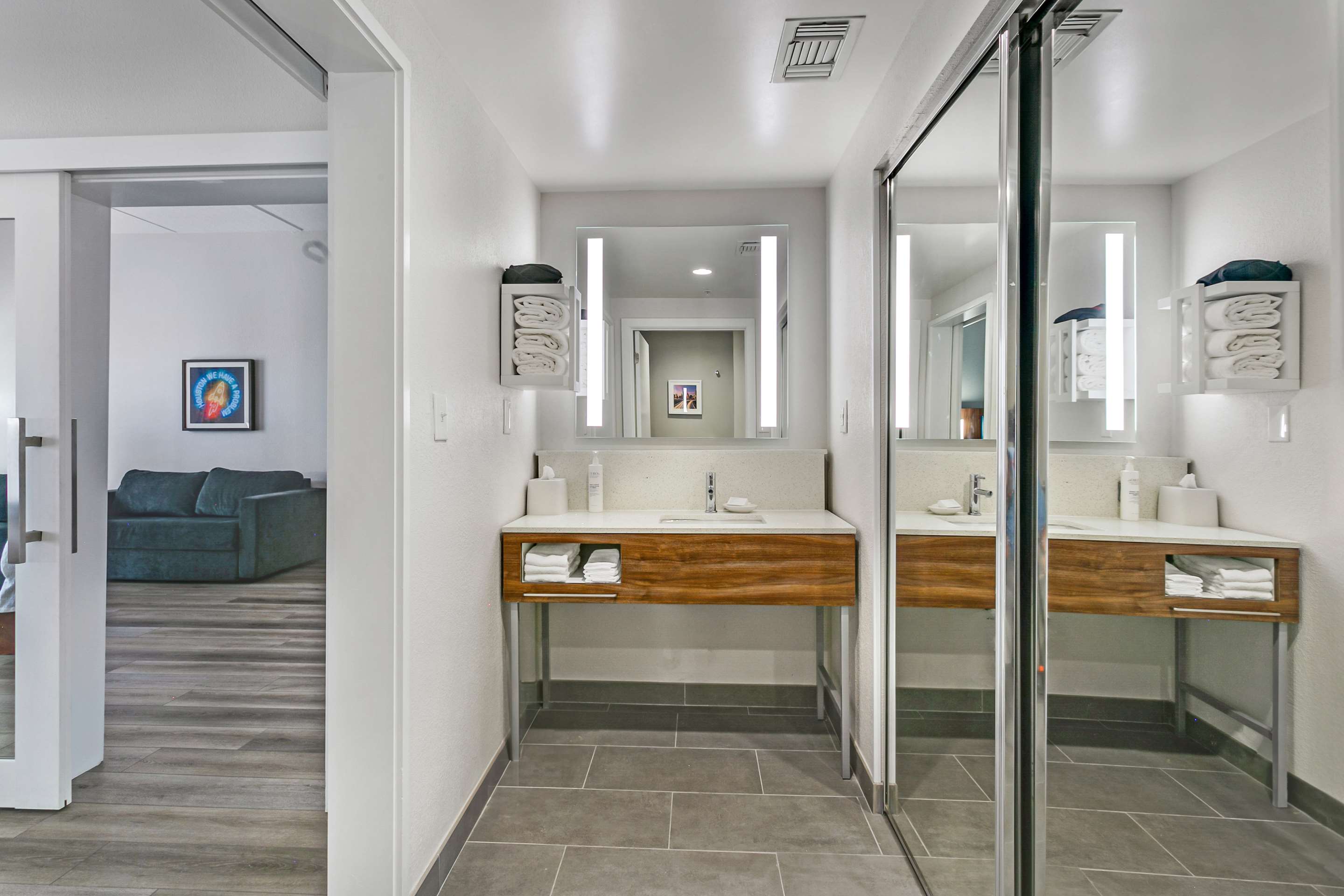 Guest room bath