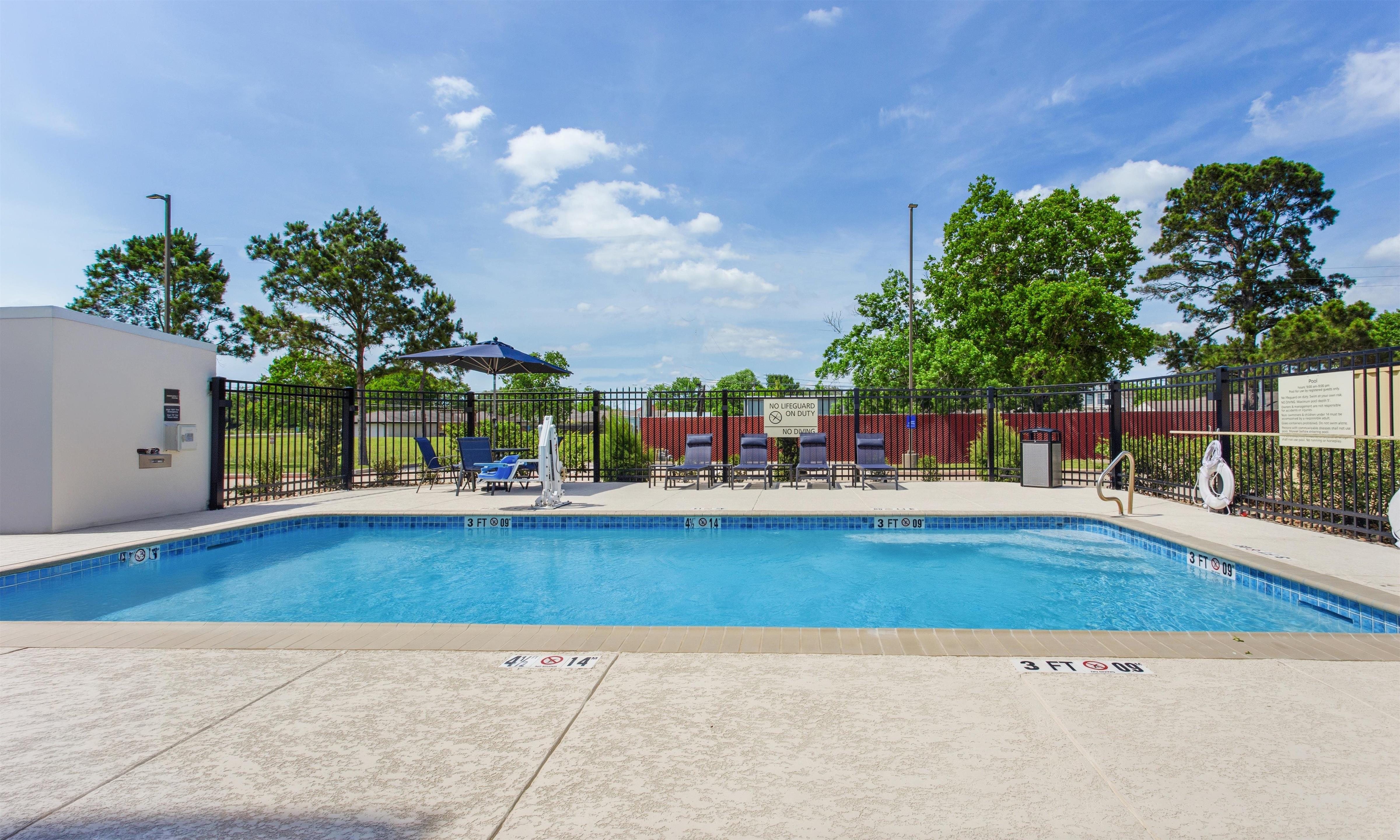 Pool | Hampton Inn Houston-Pearland