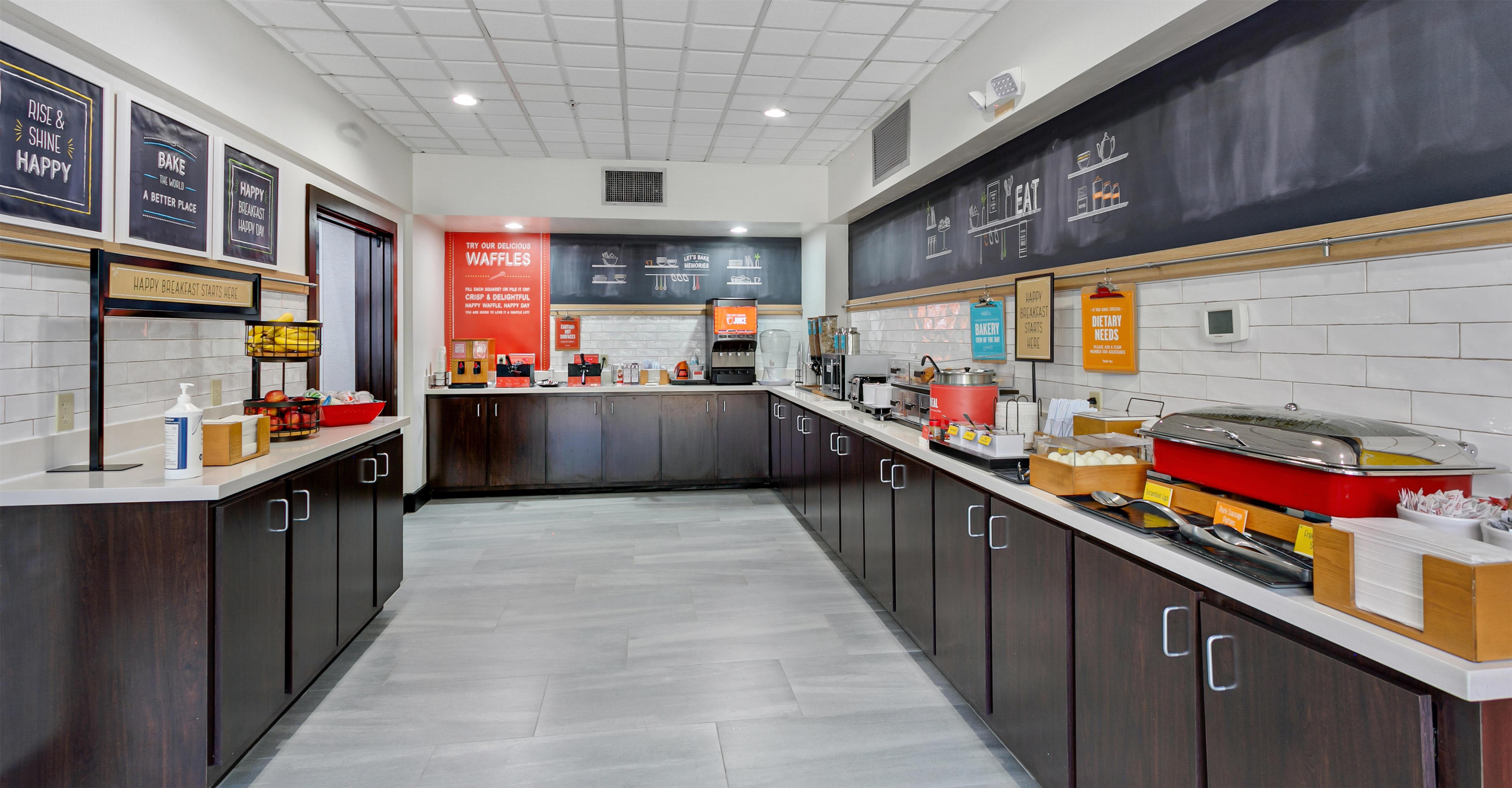 Breakfast Area | Hampton Inn Houston-Pearland