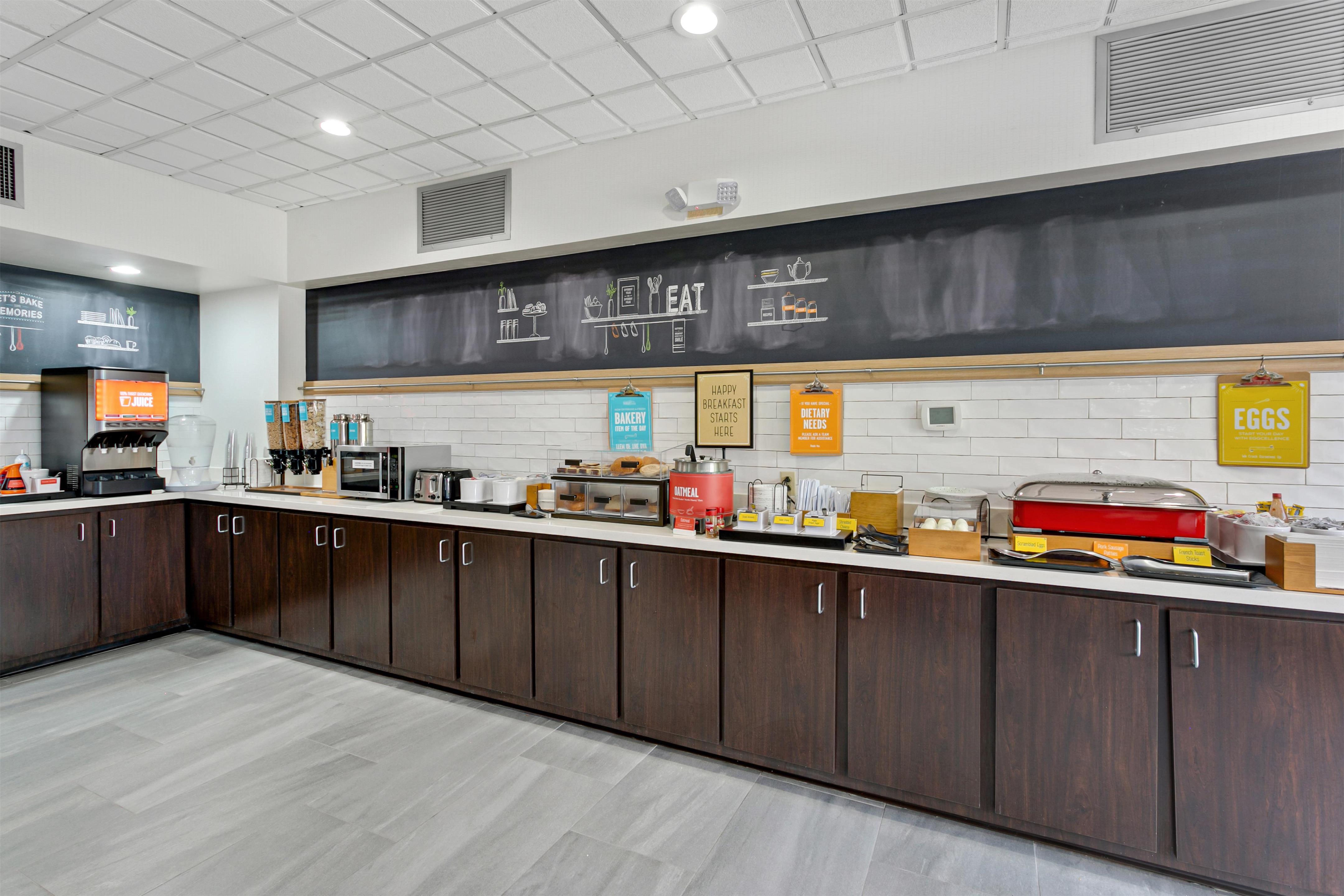 Breakfast Area | Hampton Inn Houston-Pearland