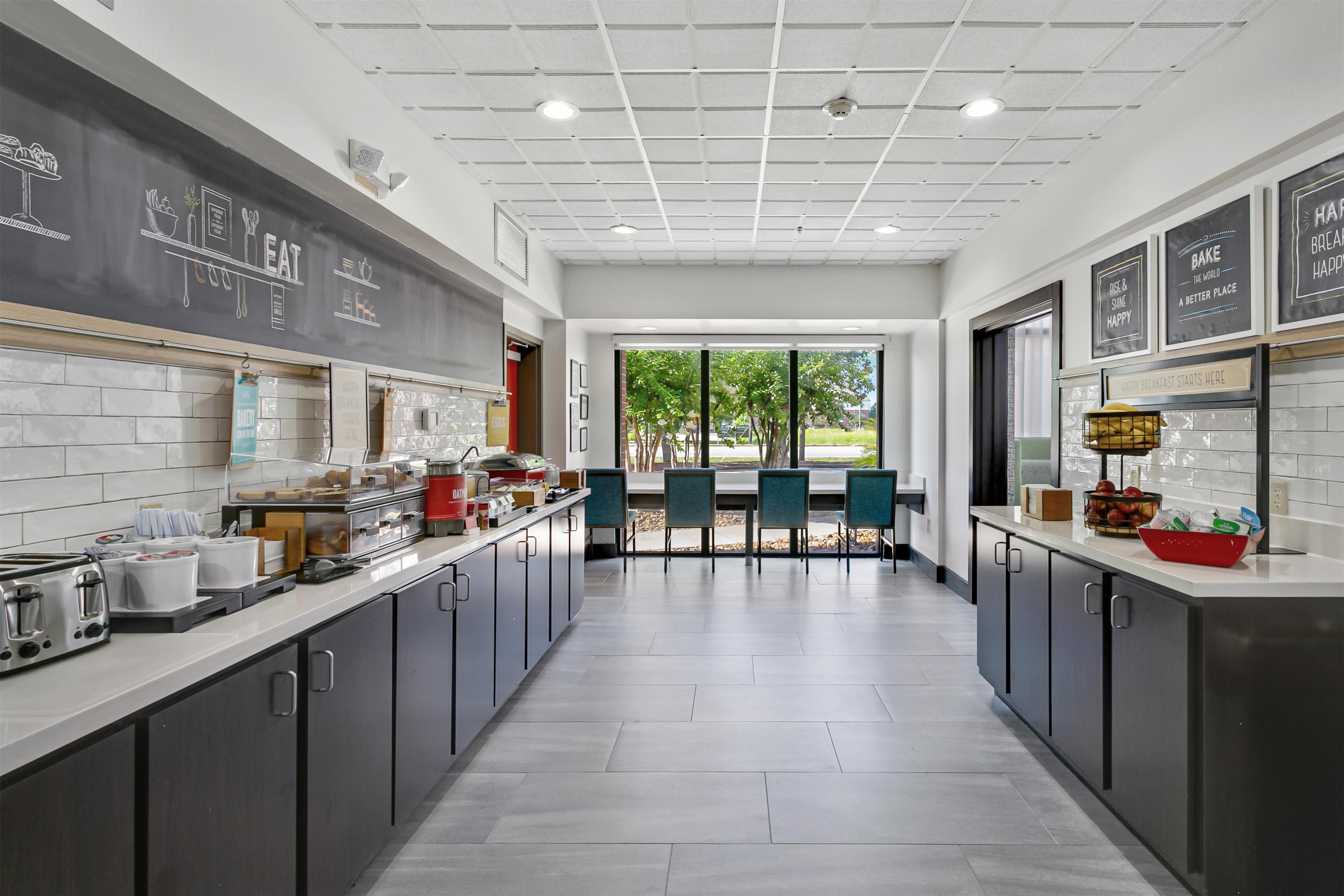 Breakfast Area | Hampton Inn Houston-Pearland