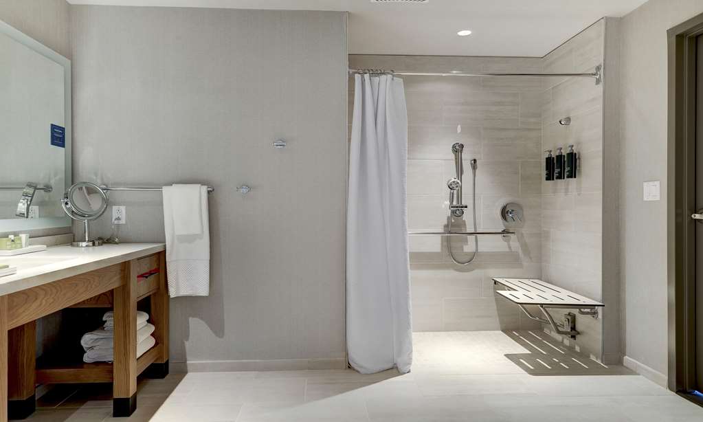 Hilton University of Houston Hotel Room Type - 1K PREM STE UNI VW ACC RIS