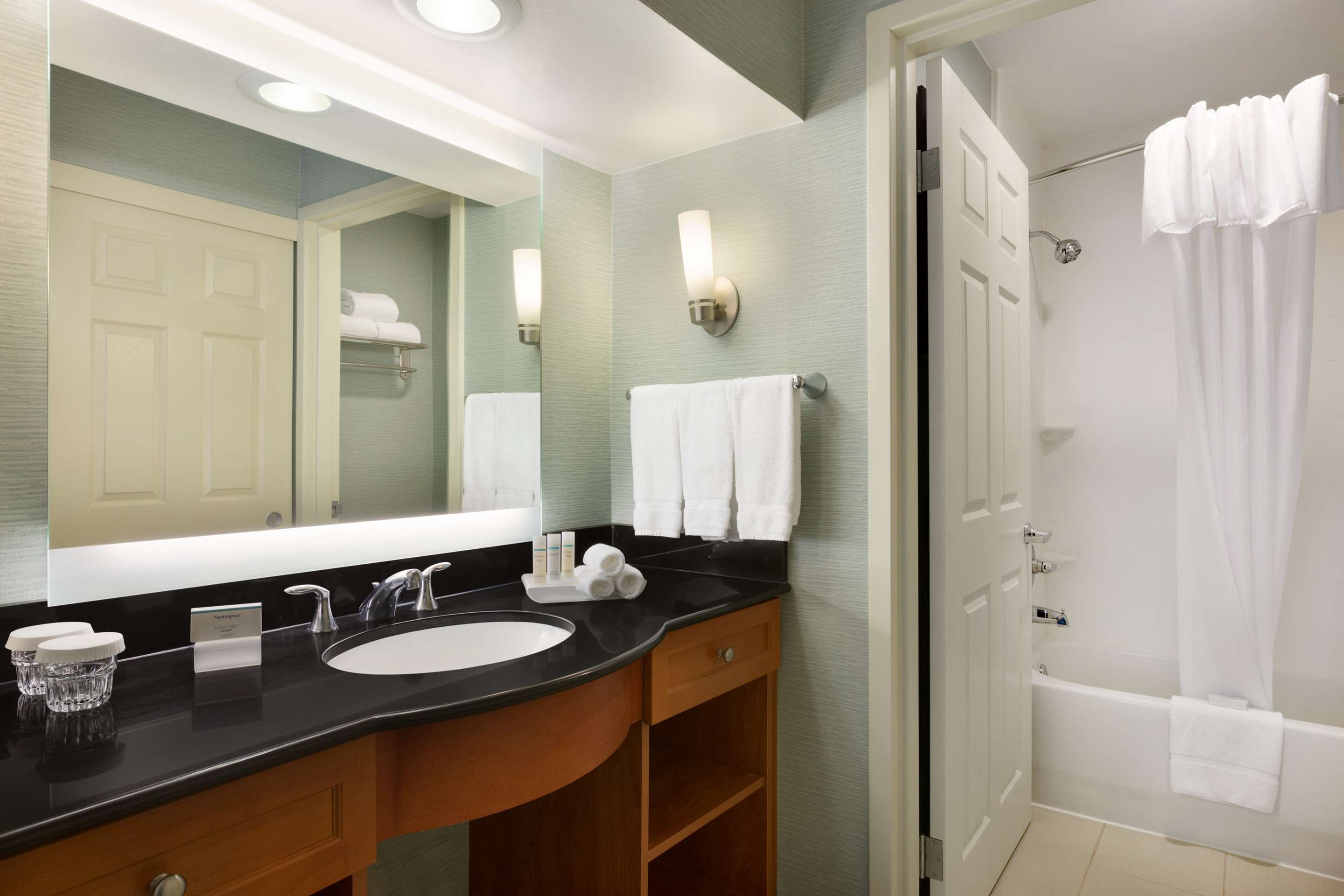 Guest room bath