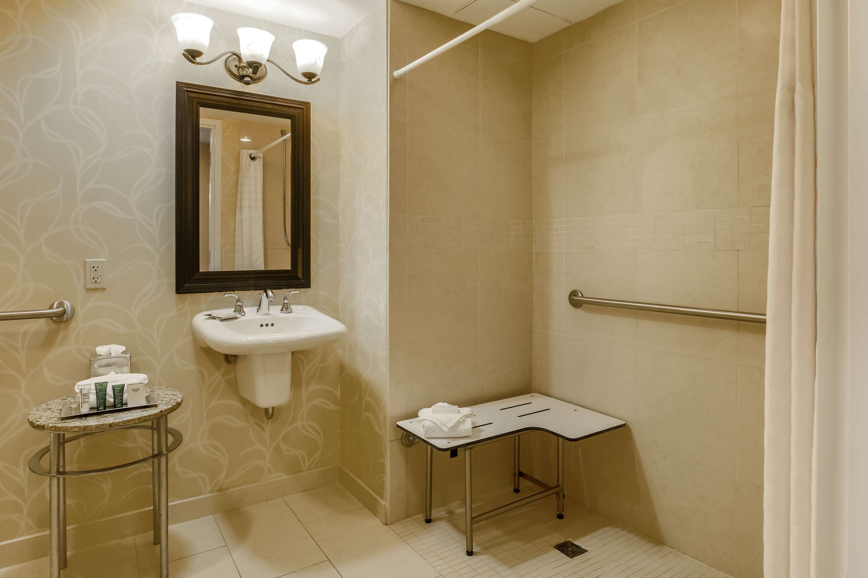 Guest room bath