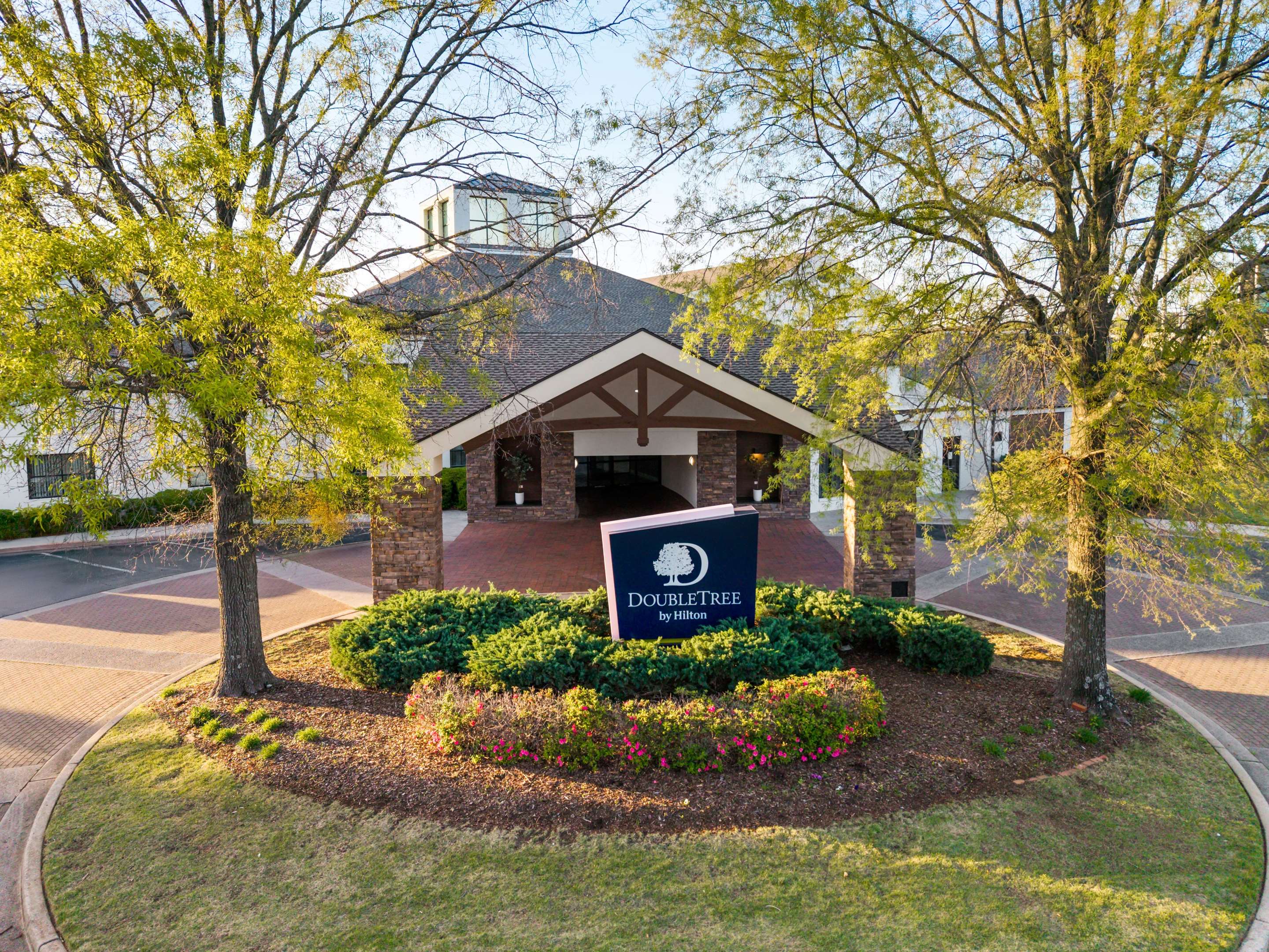 Exterior | DoubleTree Suites by Hilton Hotel Huntsville South