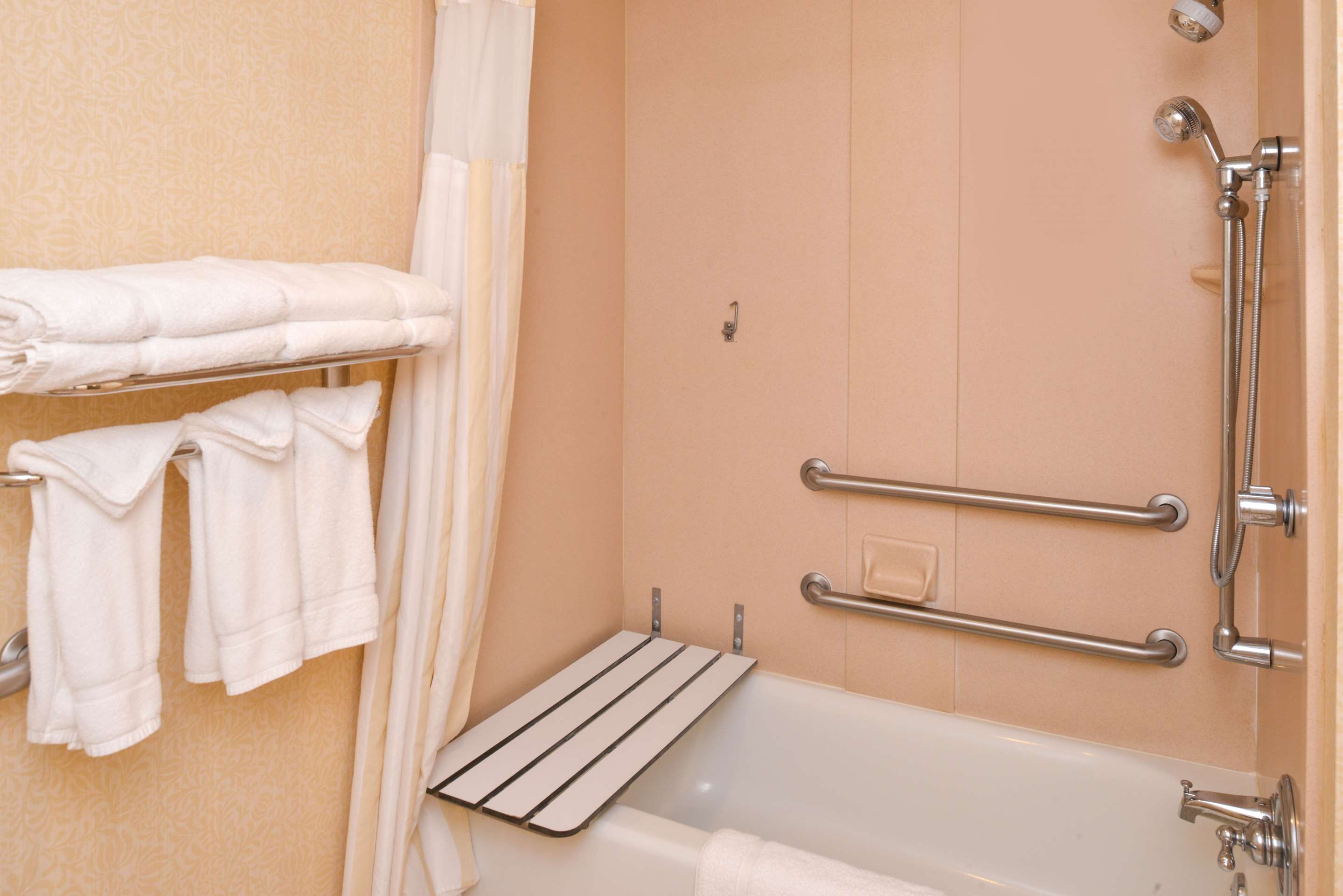 Guest room bath