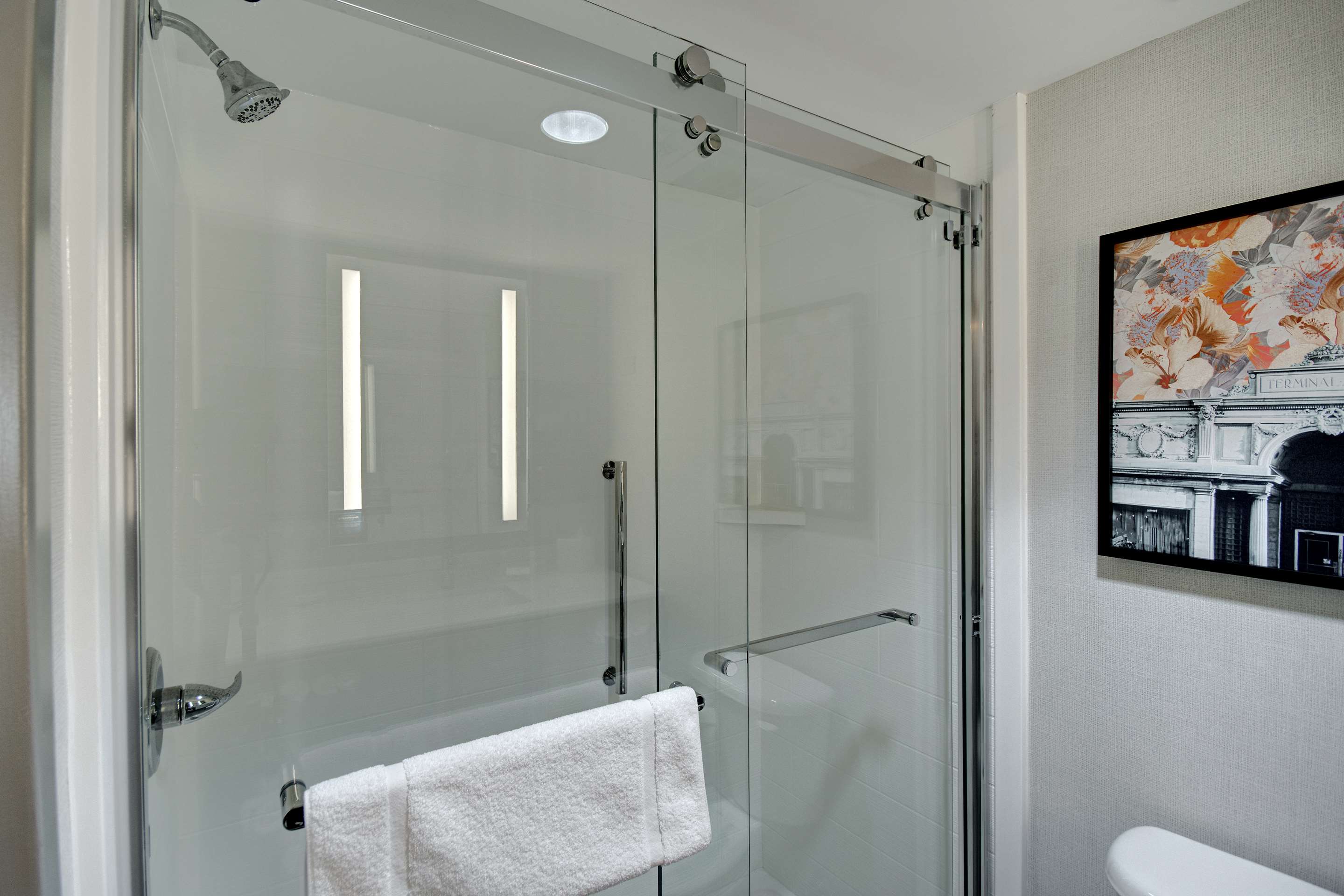 Guest room bath