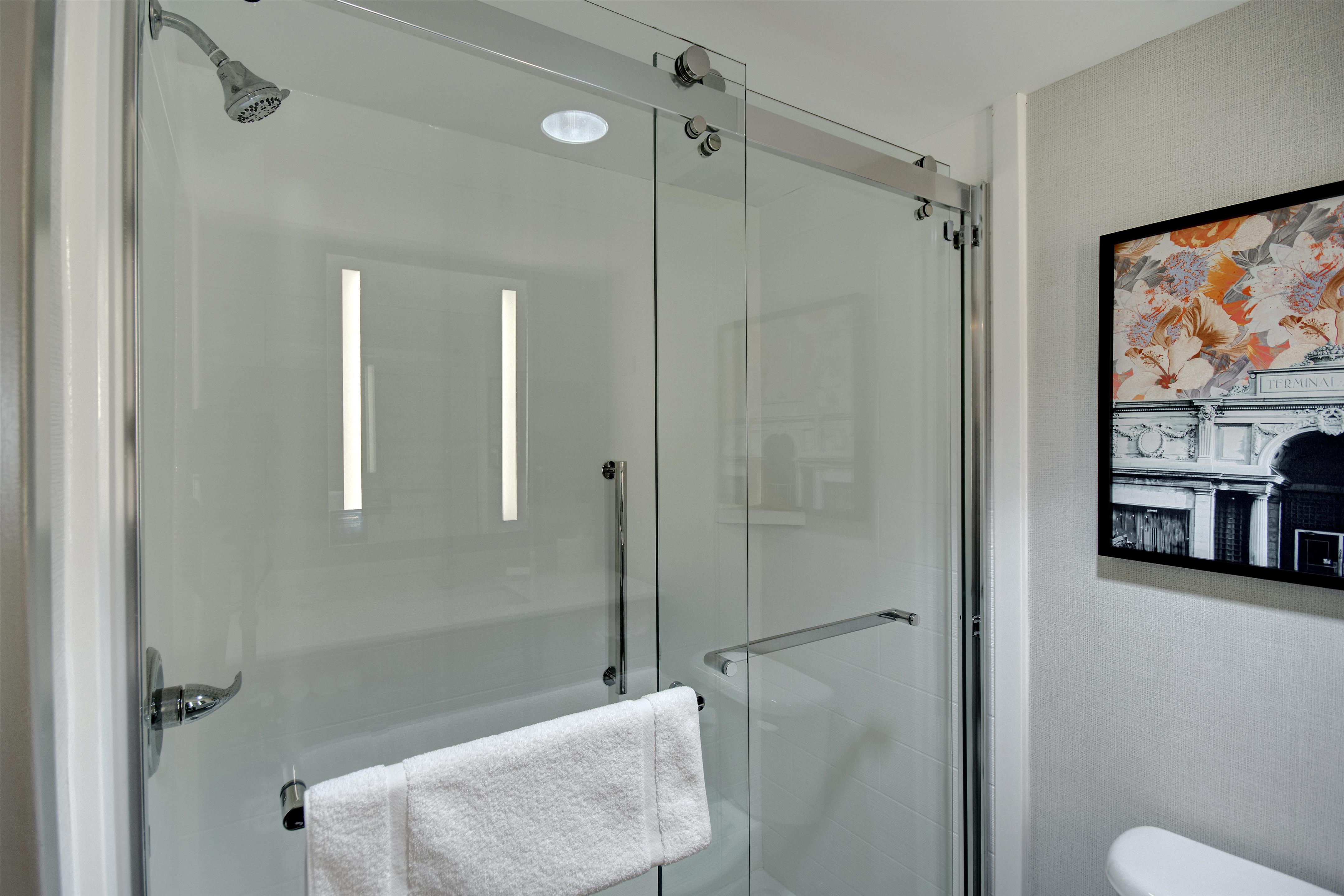 Guest room bath