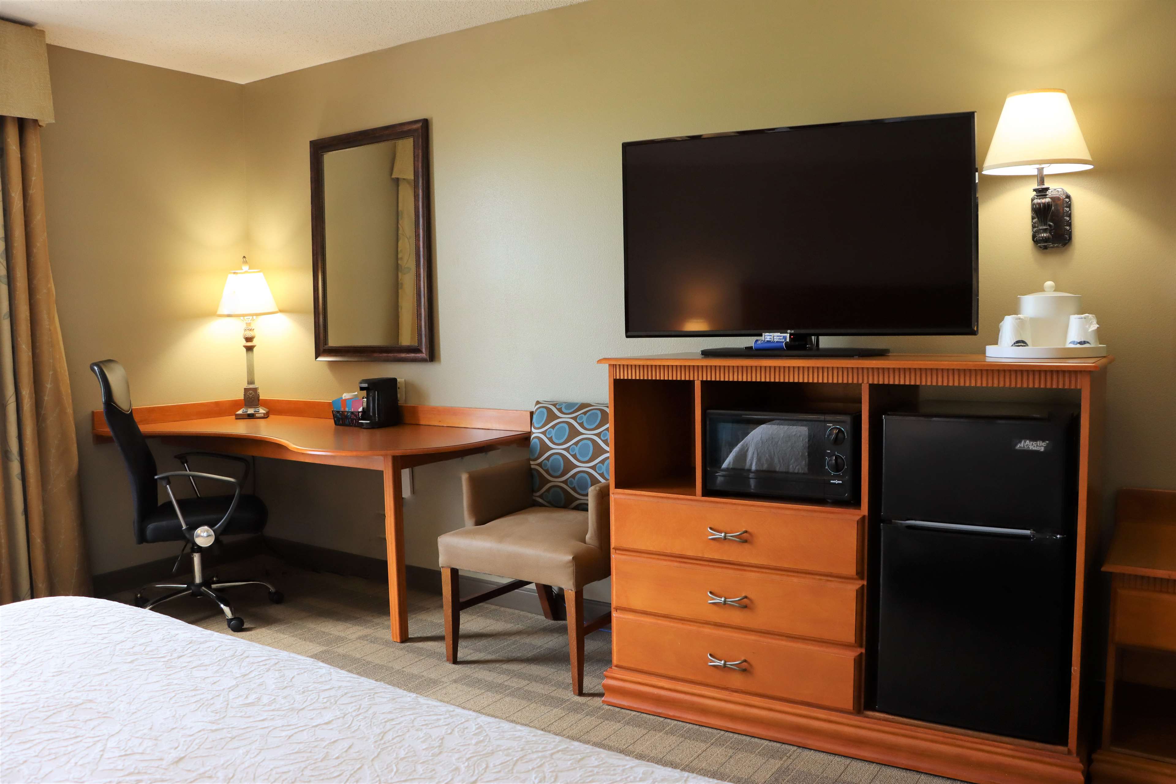 Hampton Inn & Suites by Hilton Thibodaux Room Type - 1KNG MOB HEAR ACC W TUB NS
