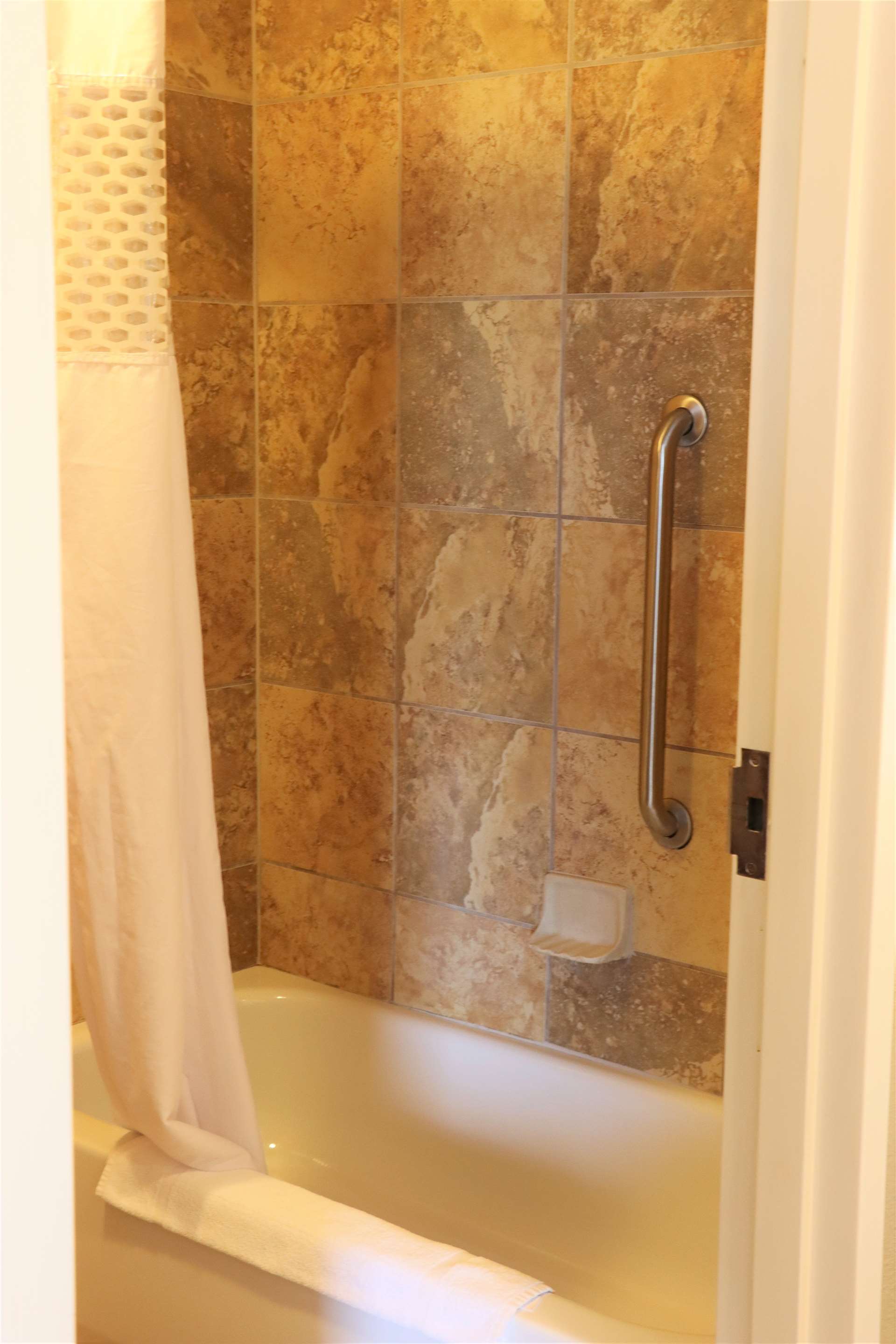 Guest room bath