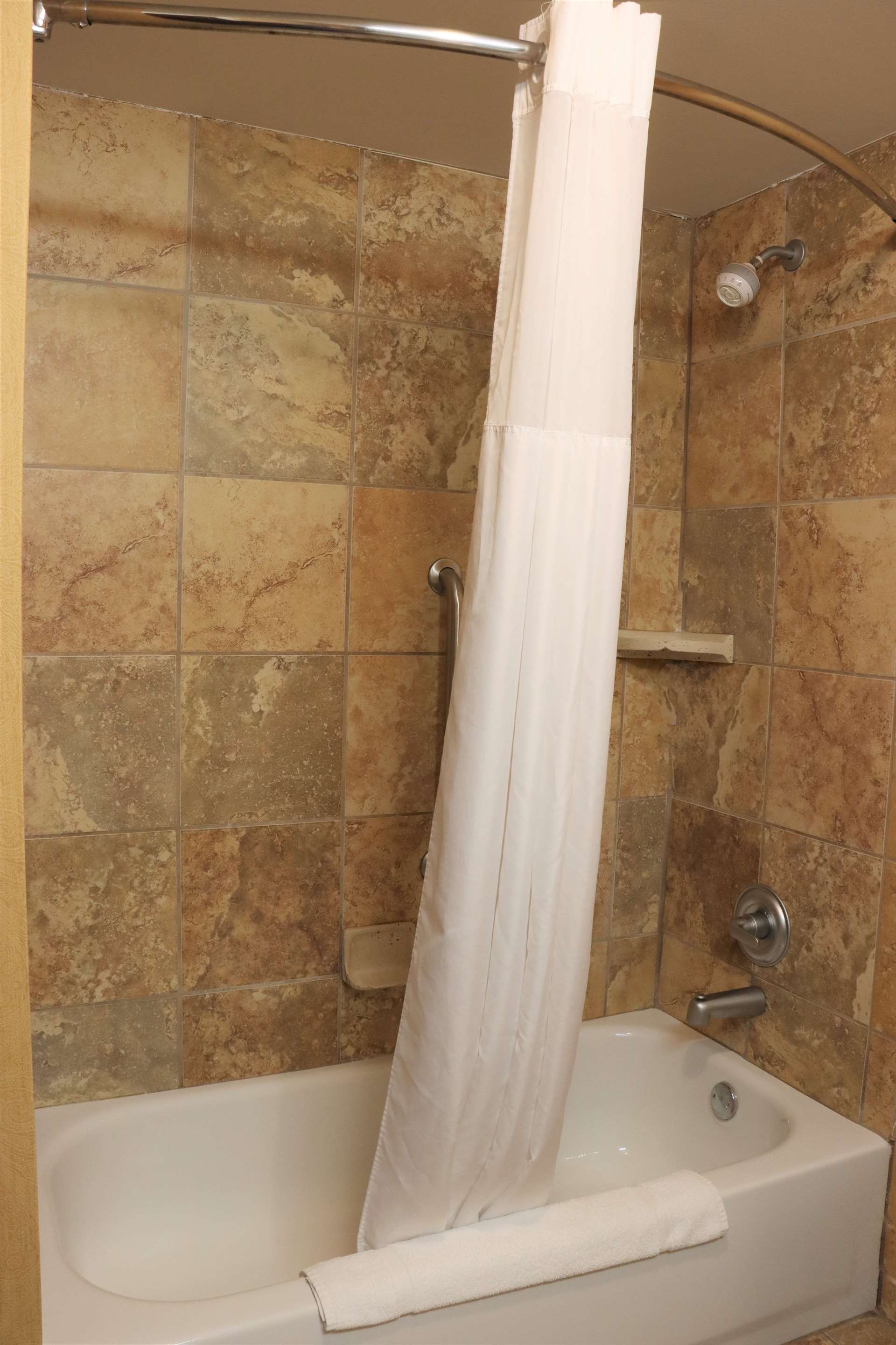 Guest room bath
