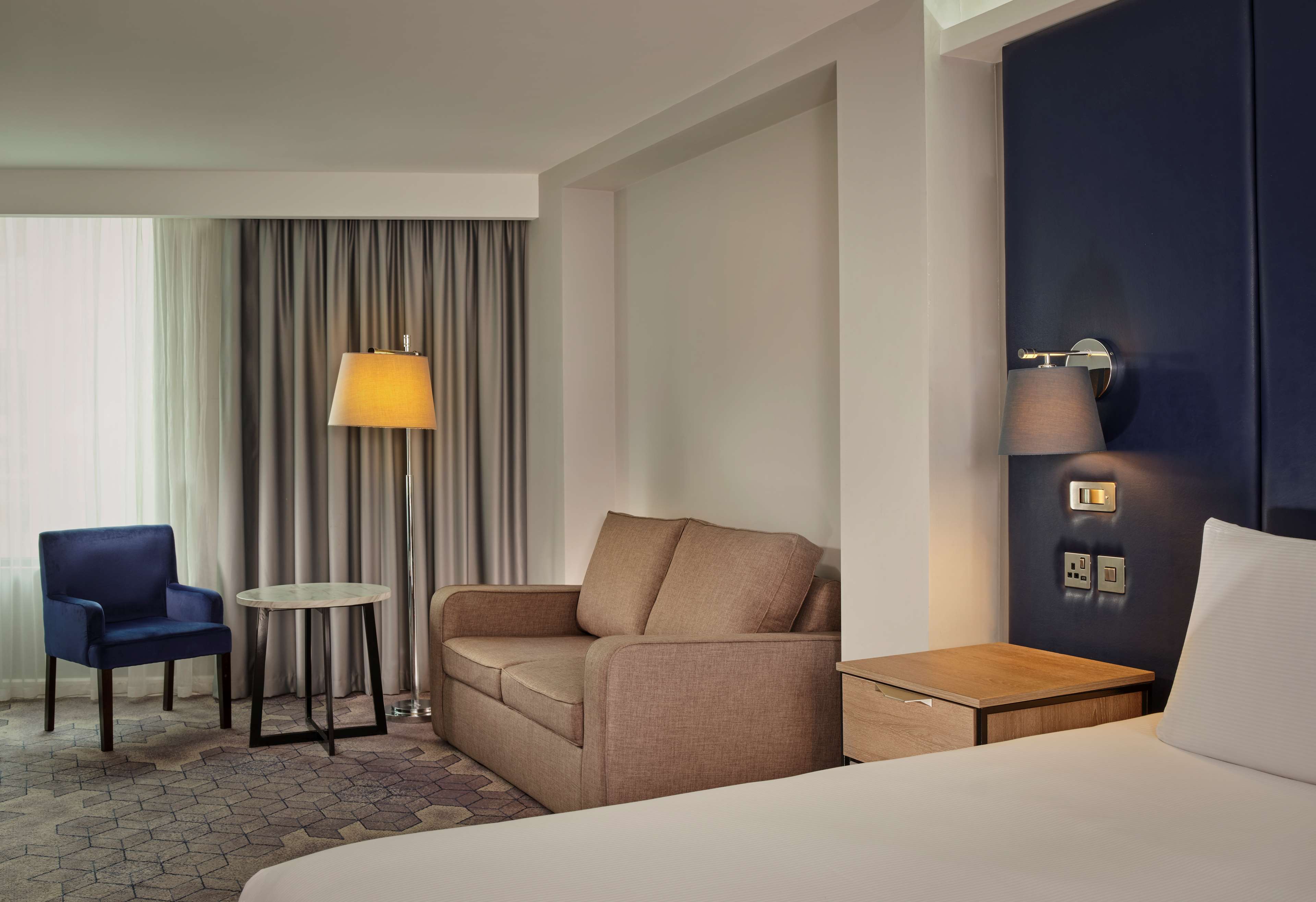 DoubleTree by Hilton Lincoln - Tap to explore photos