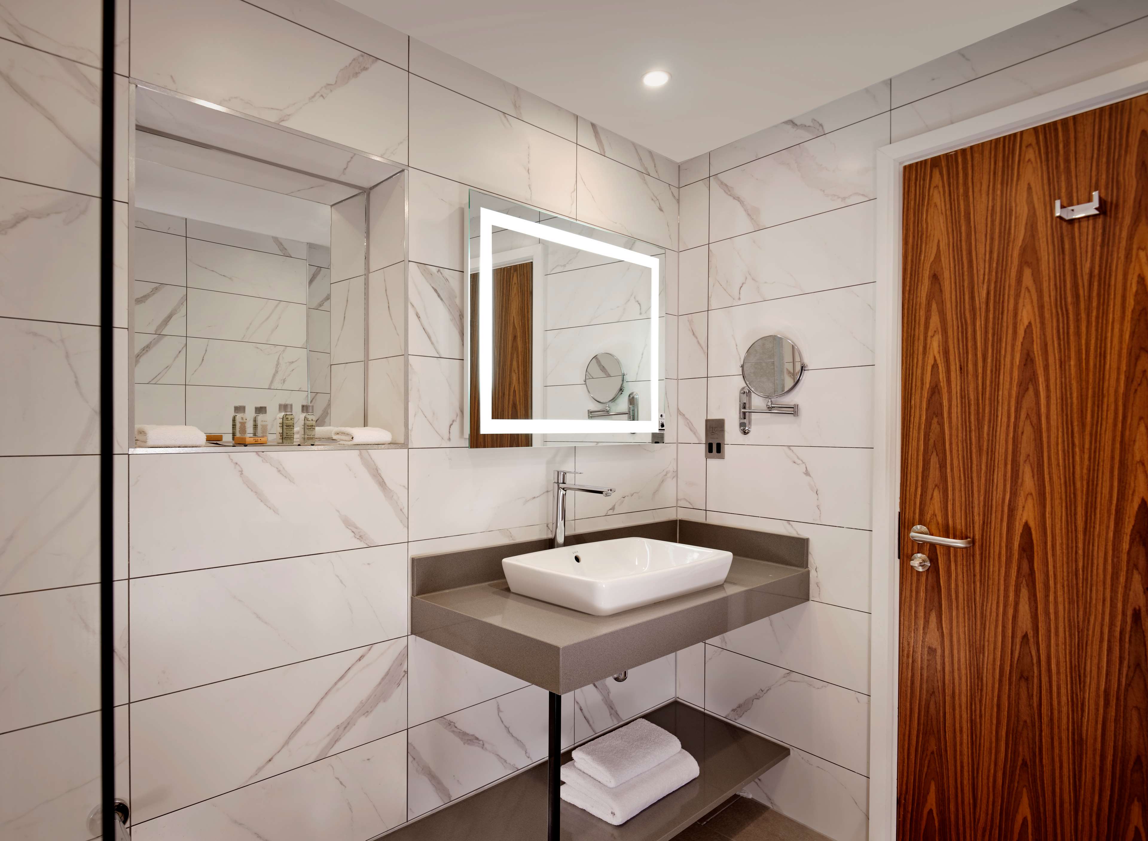 DoubleTree by Hilton Lincoln Room Type - SUPERIOR KING GUEST ROOM