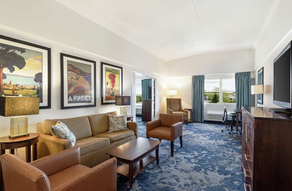 DoubleTree by Hilton Cape Cod - Hyannis Room Type - 1KING 2 ROOM SUITE NONSMOK