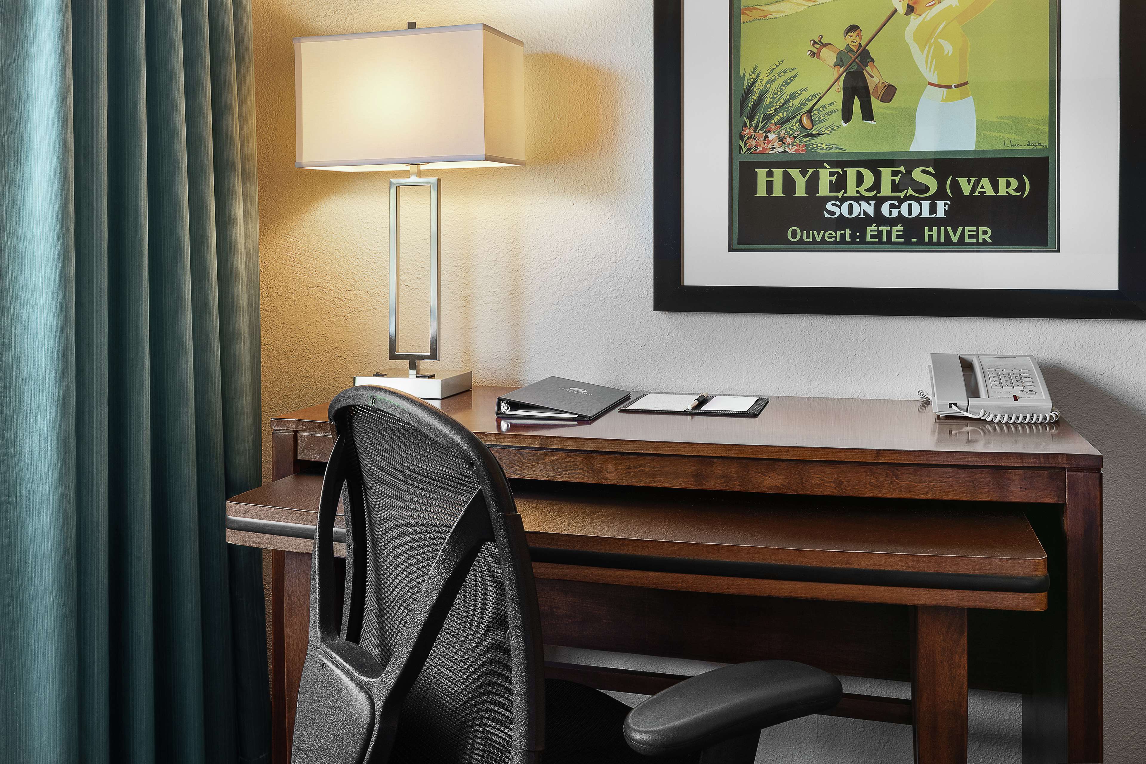 DoubleTree by Hilton Cape Cod - Hyannis Room Type - 1 KING SOFA OVERSIZED SHOW