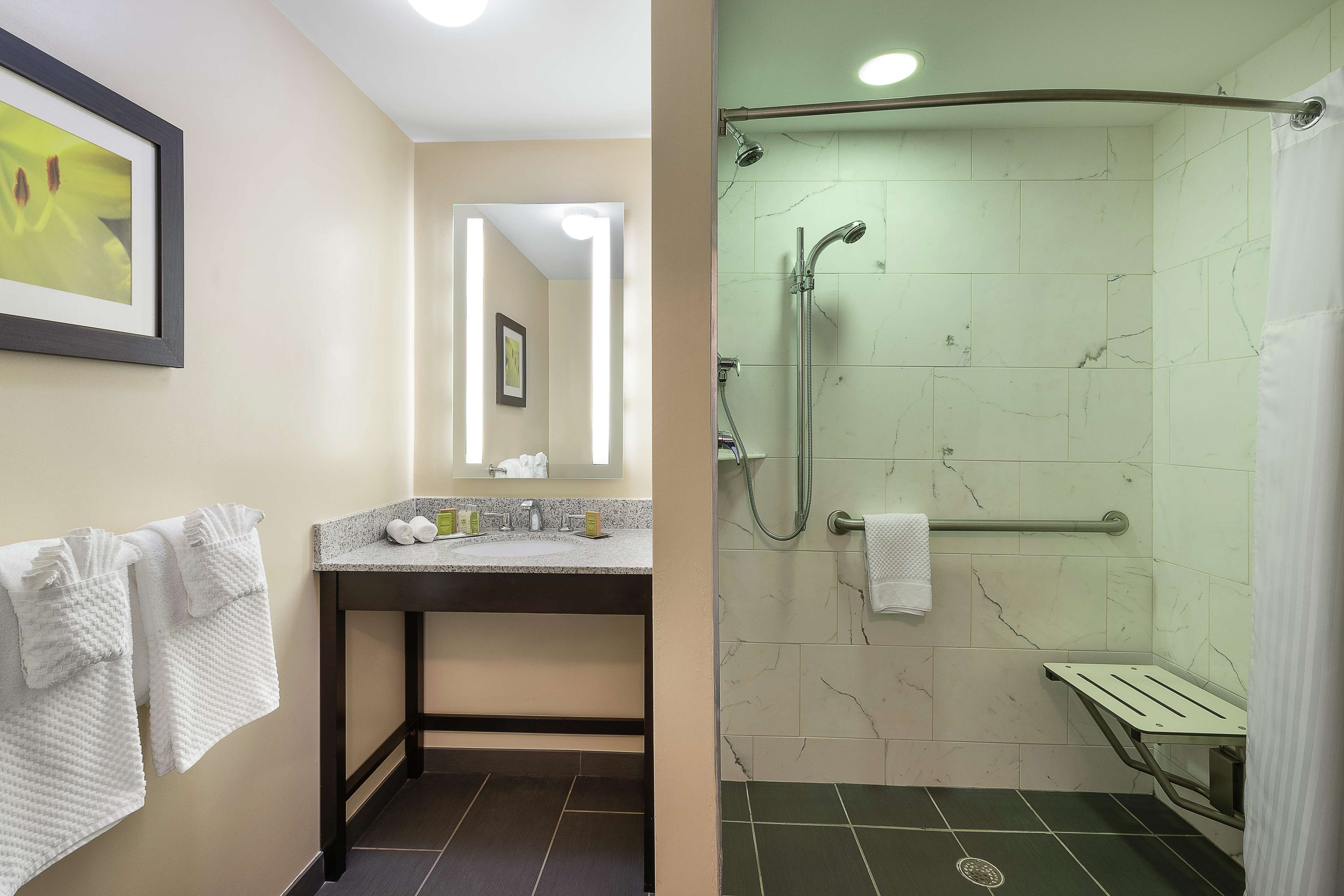 DoubleTree by Hilton Cape Cod - Hyannis Room Type - 1 KG ACC RI SHWR NO SMOK
