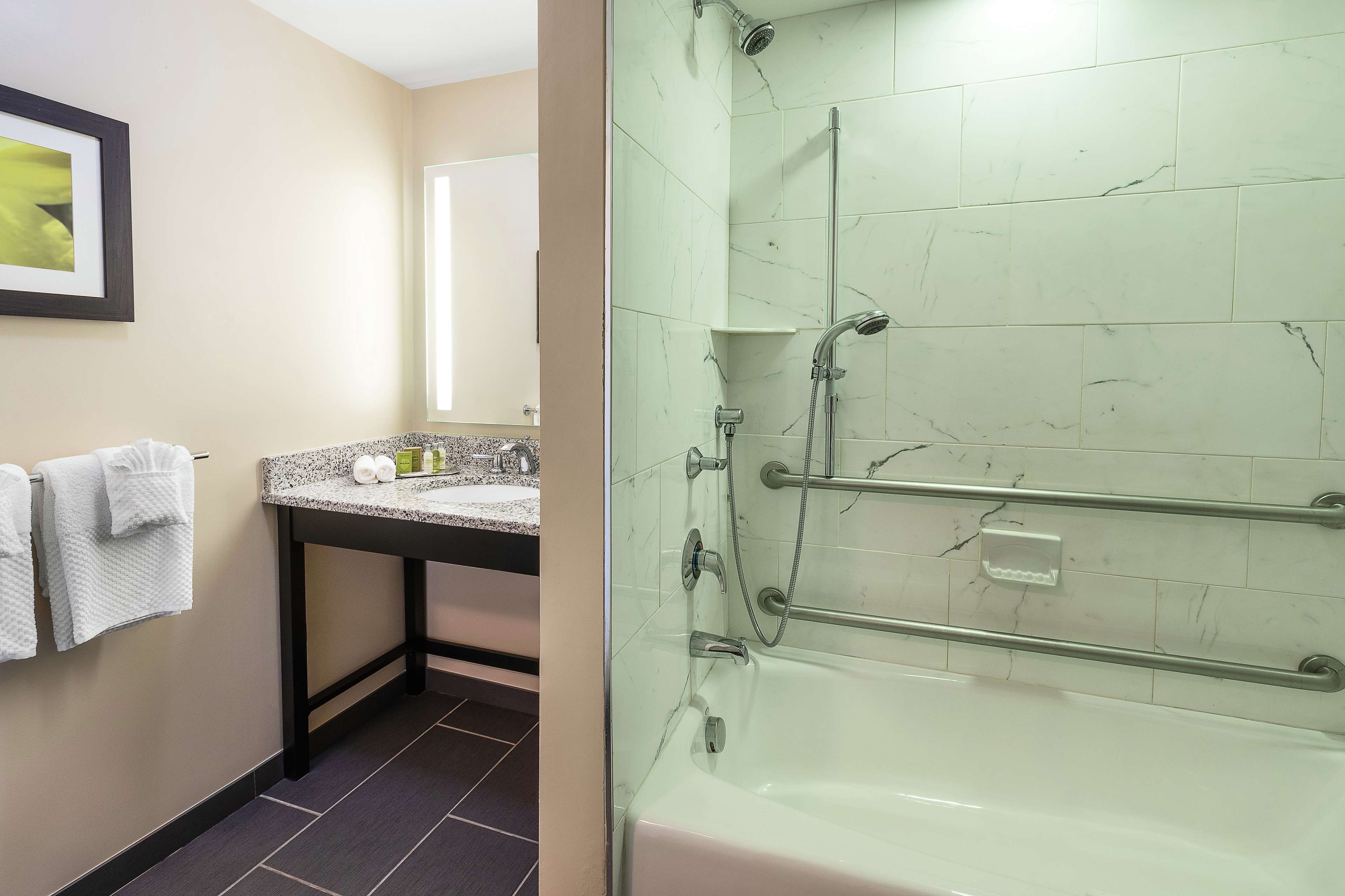 DoubleTree by Hilton Cape Cod - Hyannis Room Type - 1 King Accessible Tub