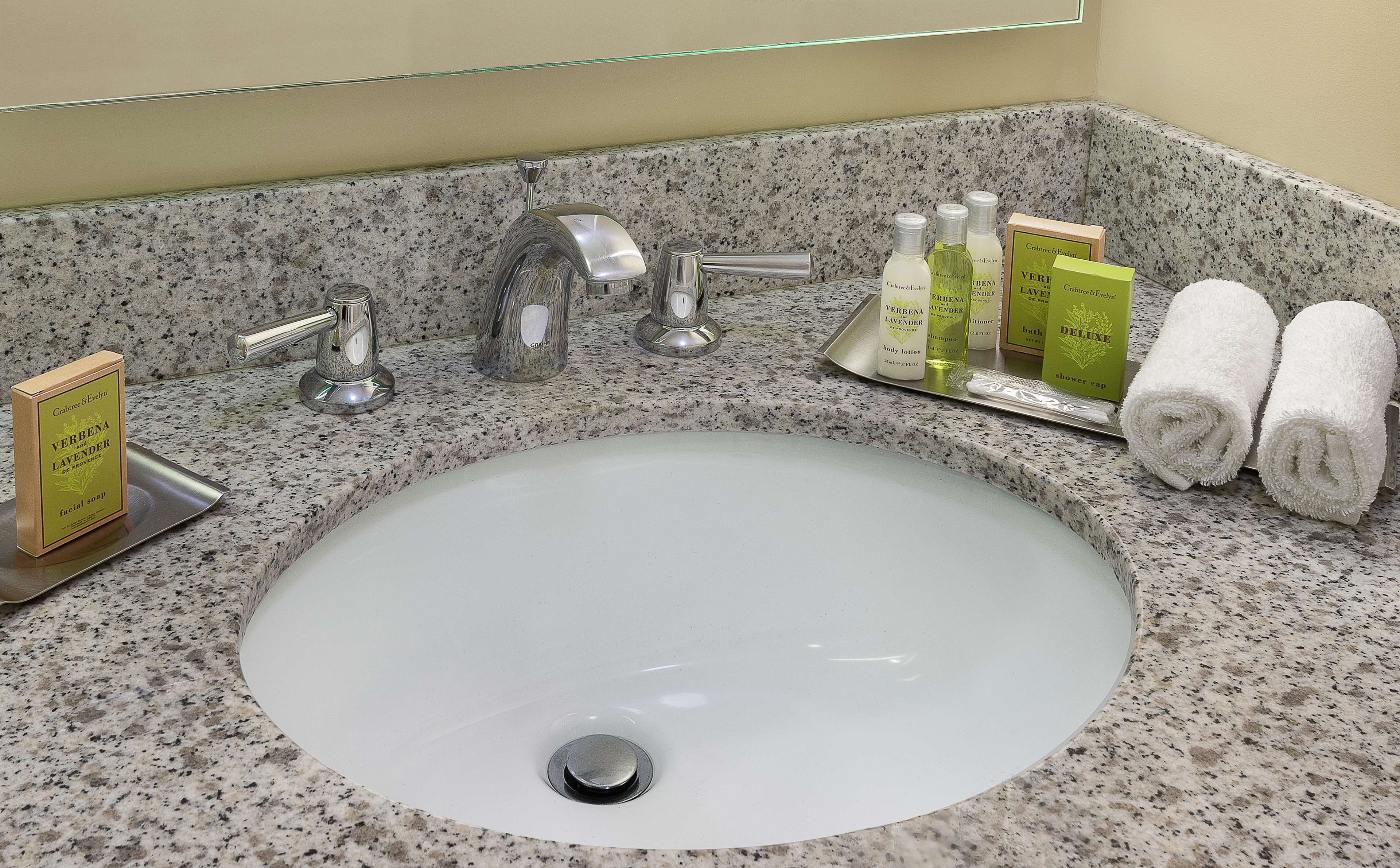 DoubleTree by Hilton Cape Cod - Hyannis Room Type - 1 KING OVERSIZED SHOWER NO